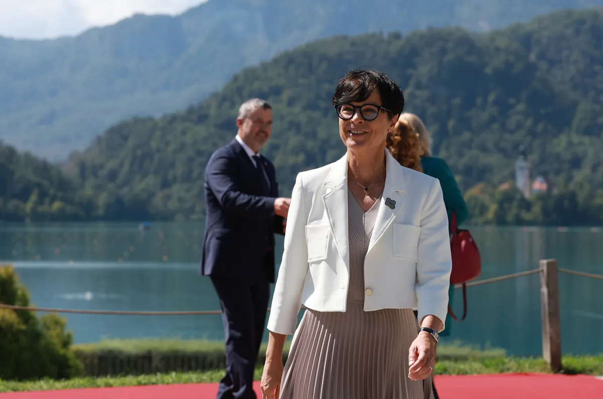Marta Kos Janšo in Kajzerja zaprosila za srečanje na Bledu, a zanjo nista našla časa