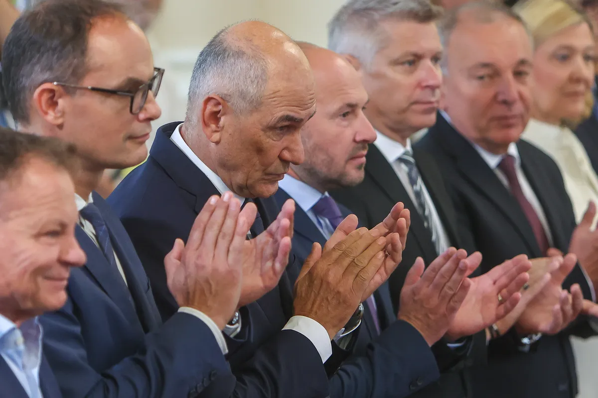 Zaposlitve na zaupanje: koga "nagrajujejo" ministri in kako skrbijo za strankine podmladke?
