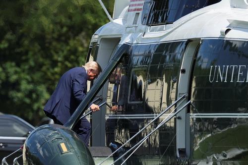 Predsednik Donald Trump se vkrcava na helikopter Marine One