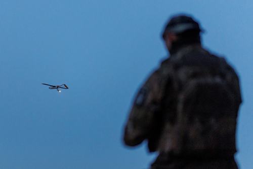 ukrajinski vojak z dronom