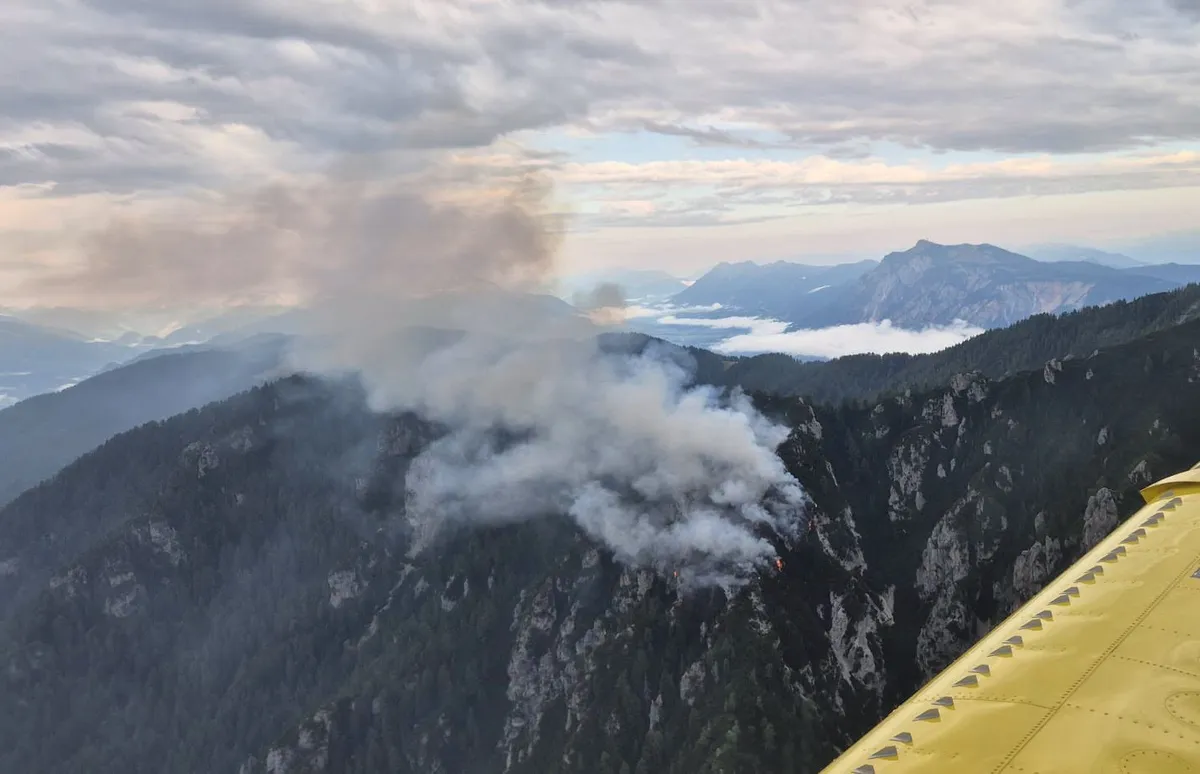 Zagorelo v okolici Kranjske Gore, gasilcem pomagajo tudi letala in helikopter