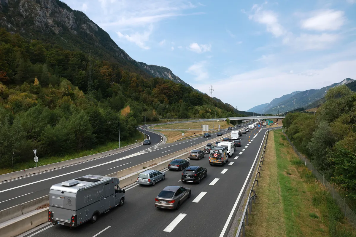 Poletna nedelja v znamenju zastojev, pred Karavankami večkilometrska kolona