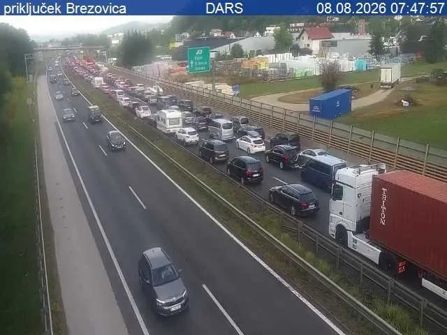 Zaradi nesreče zaprta primorska avtocesta proti Kopru, zastoj se hitro povečuje
