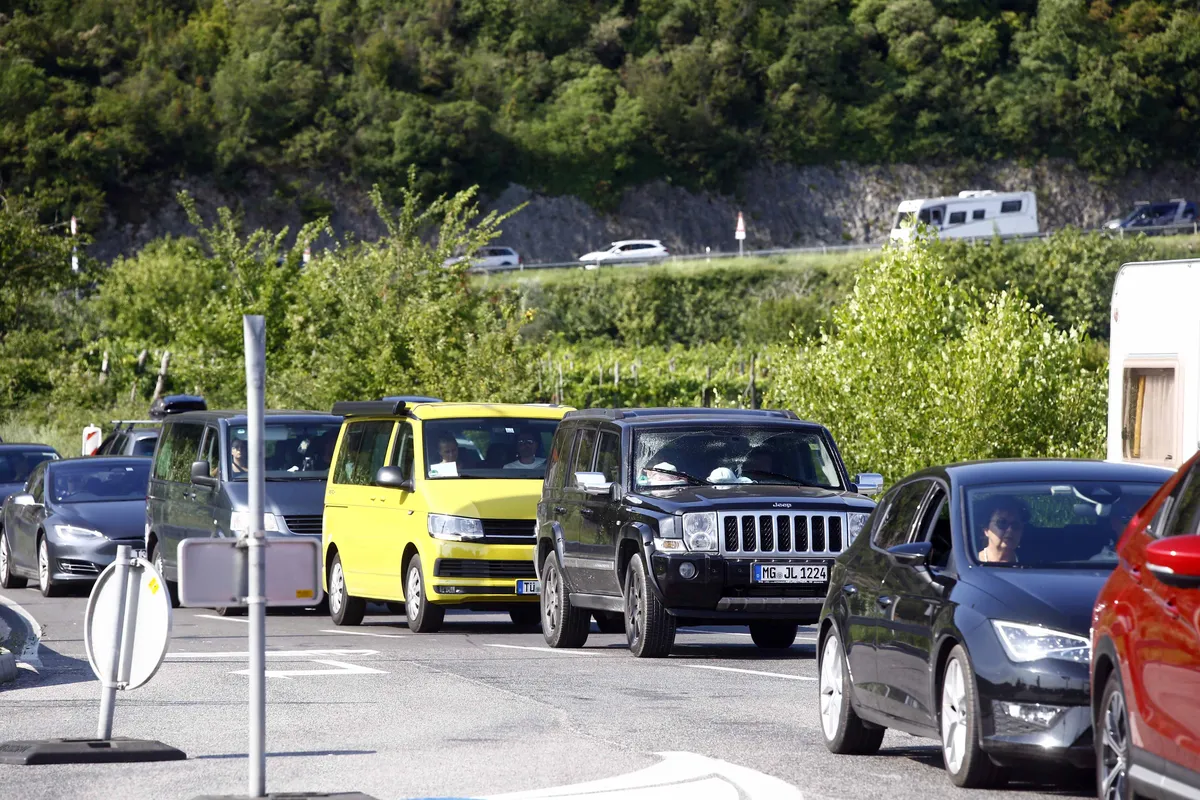 Na cestah nekoliko bolj mirno, gneča trenutno največja na Obali