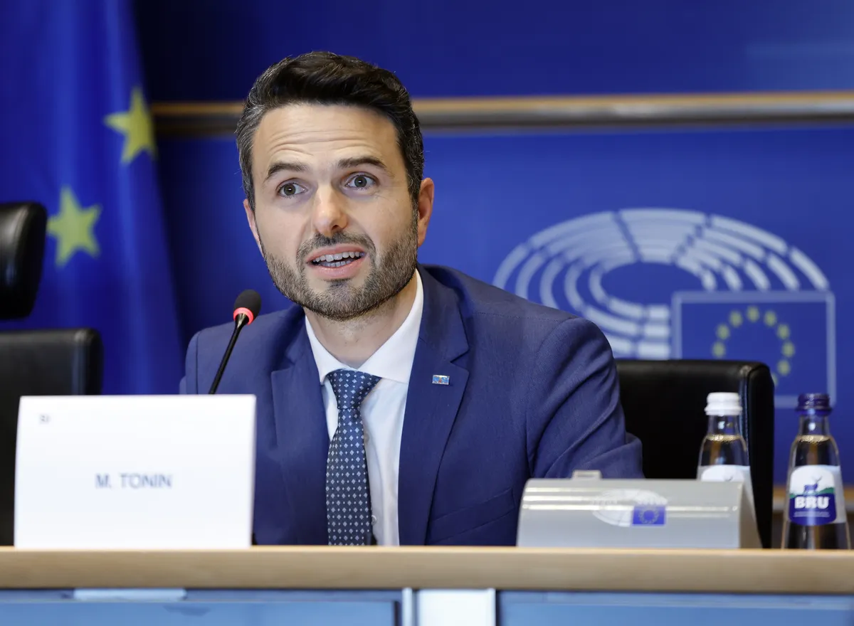 Tonin odločitev o odvzemu imunitete pripisal tehnični napaki. Joveva mu očita, da je podporo iskal tudi pri skrajni desnici