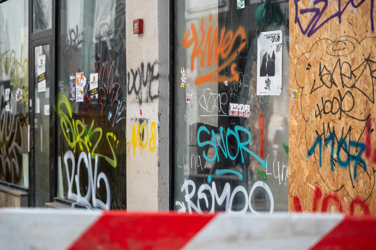 Packe in grafiti na Čopovi ulici. Kaj pravi župan Janković?