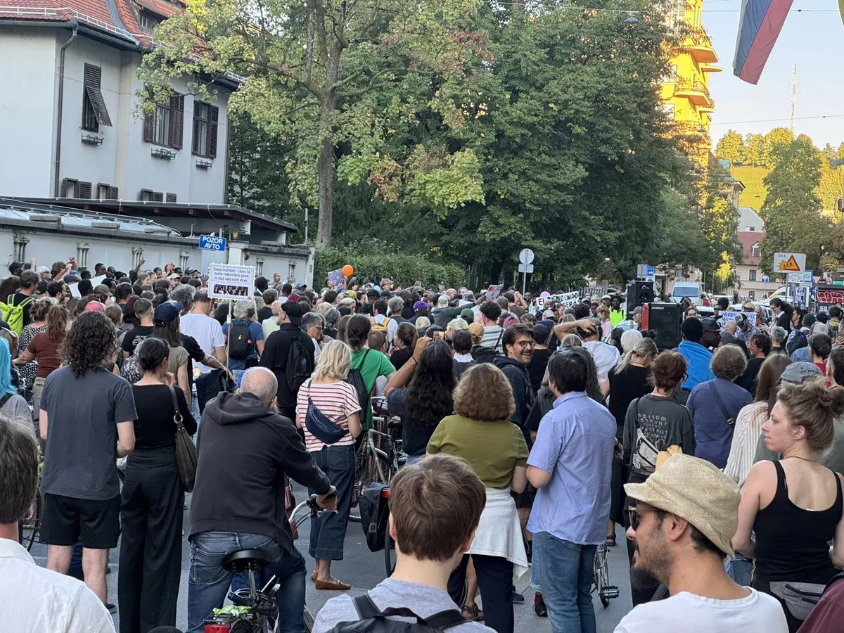 Shod delavskih družin proti noveli zakona o tujcih: "Delavci niso blago" (FOTO)