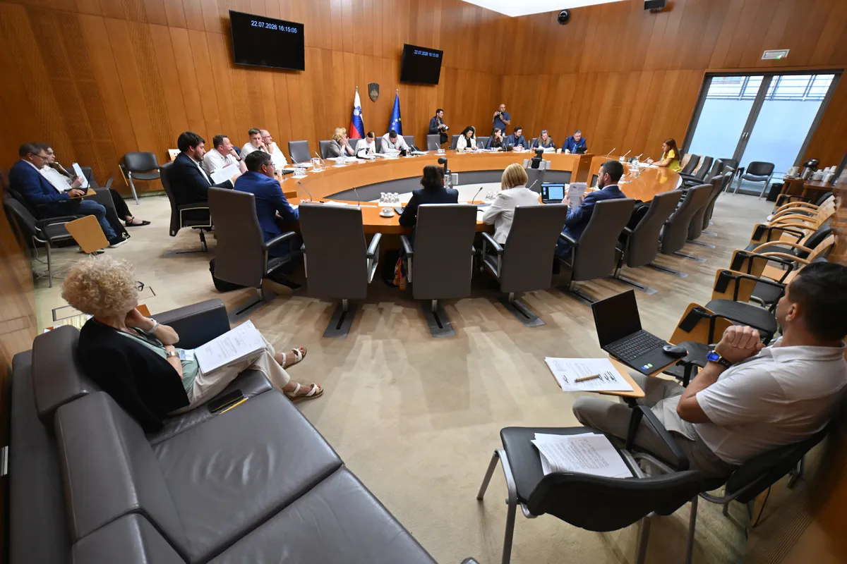 Po maratonski razpravi predlog zakona o Skoku skozi sito parlamentarnega odbora