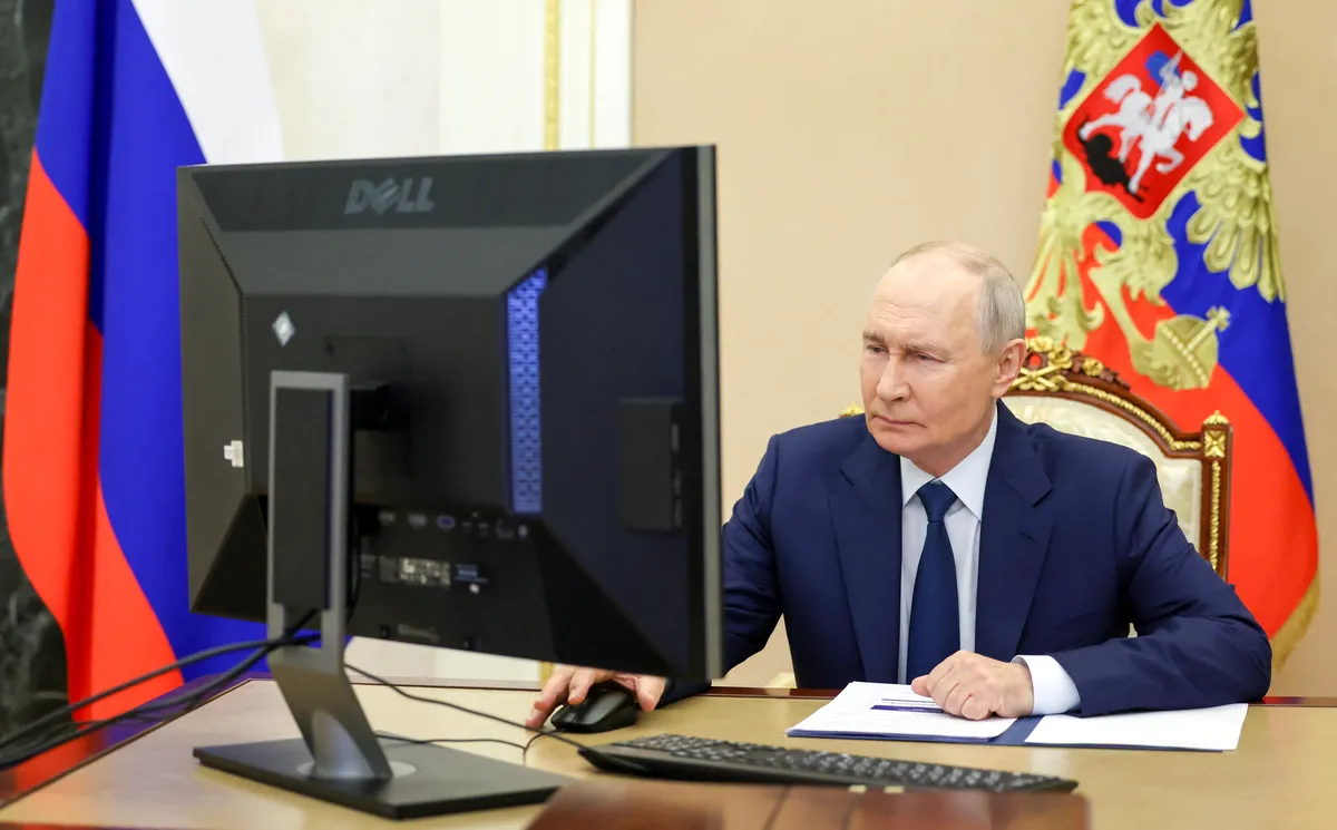 Putin oddal glas na računalniku in postal predmet številnih šal (VIDEO)