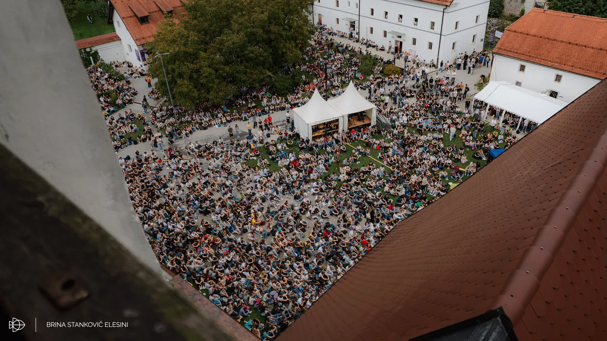V Stični več tisoč mladih katoličanov: nagovoril jih je tudi košarkar, ki je postal duhovnik