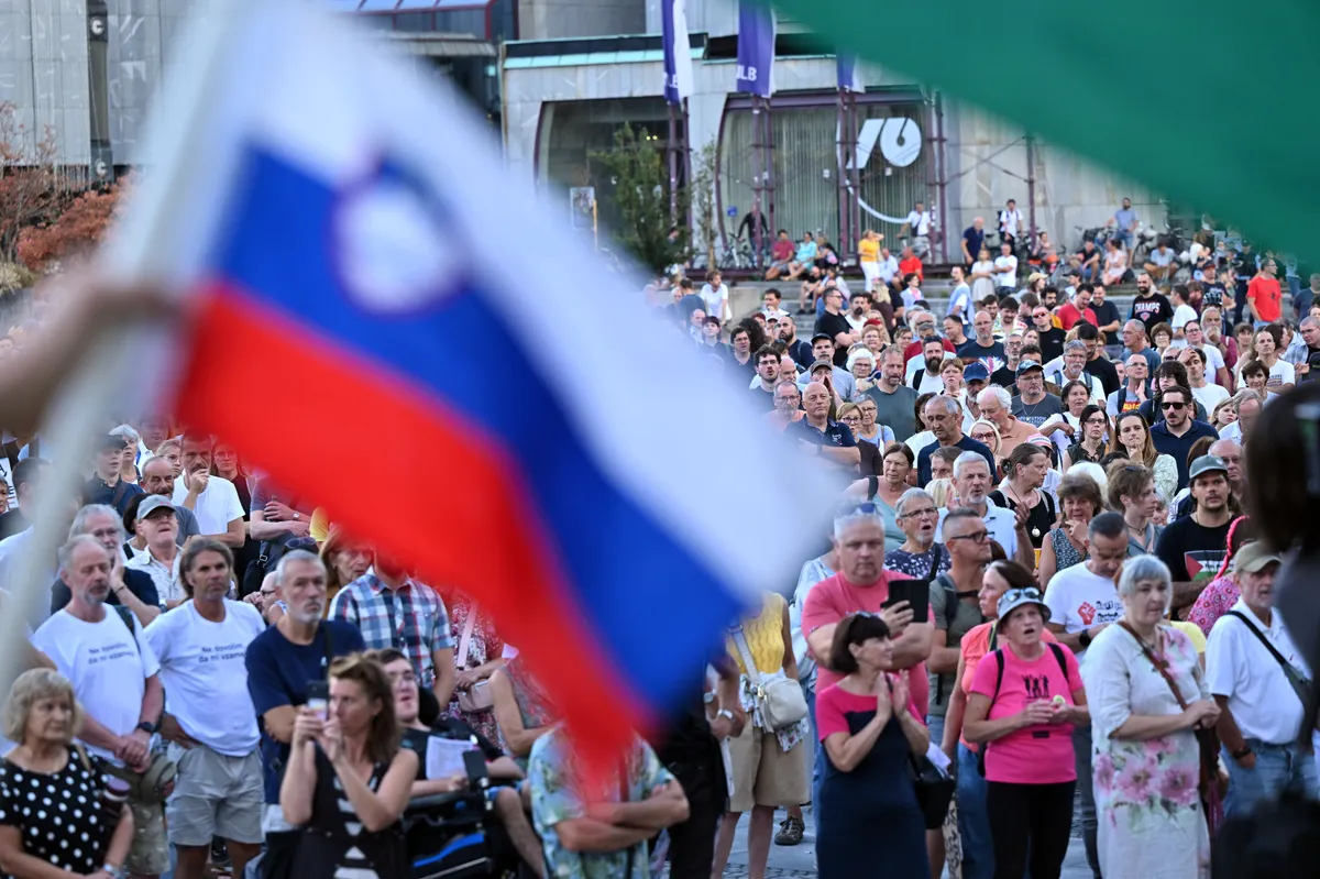 Protestniki napolnili Trg republike, podobo poslanca Mijiča odpeljal kartonast policijski avto (FOTO)