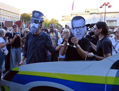 Slovenija, Ljubljana, 02.09.2026, 02. september 2026Shod proti Mijičevi koaliciji. protest , parlament, Glas ljudstva, Boris Mijič, Black cube, Foto: Žiga Živulović jr./F.A.Bobo