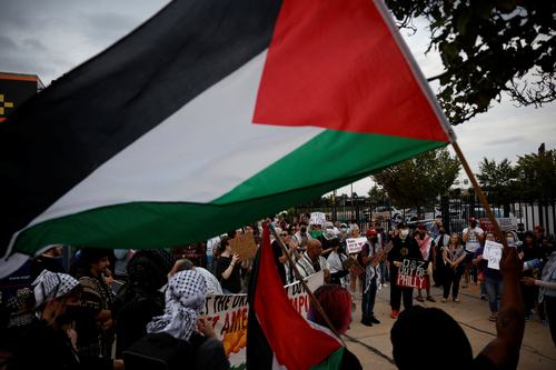 Propalestinski protestniki na koncertu Eda Sheerana