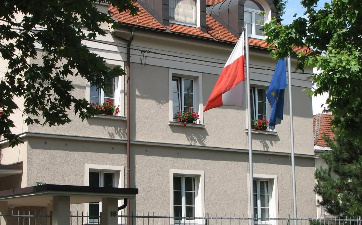 Iz tretjega nadstropja konzulata v Ljubljani padel poljski diplomat