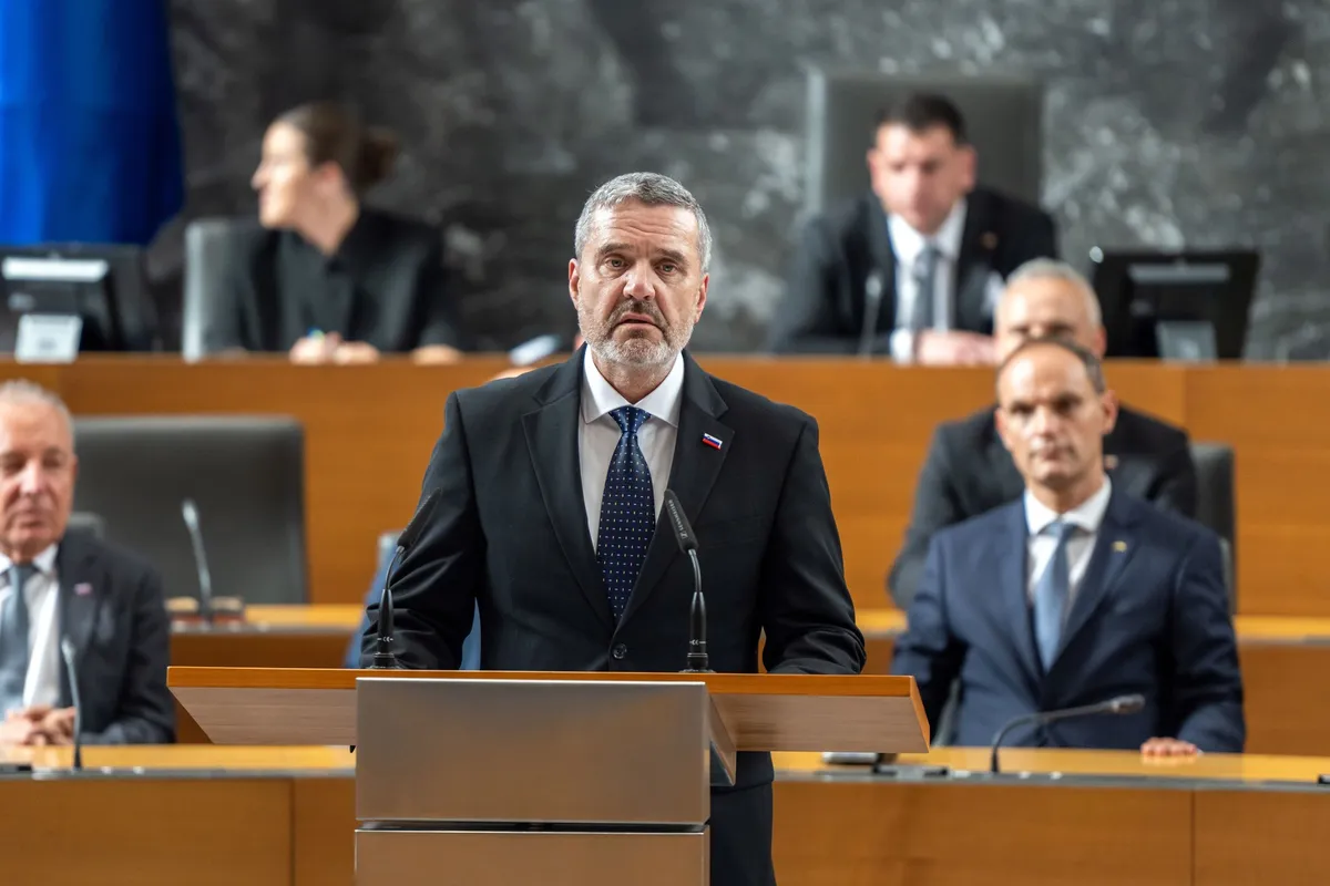 Minister Kajzer interpelacijo označil za "vihar v kozarcu vode"