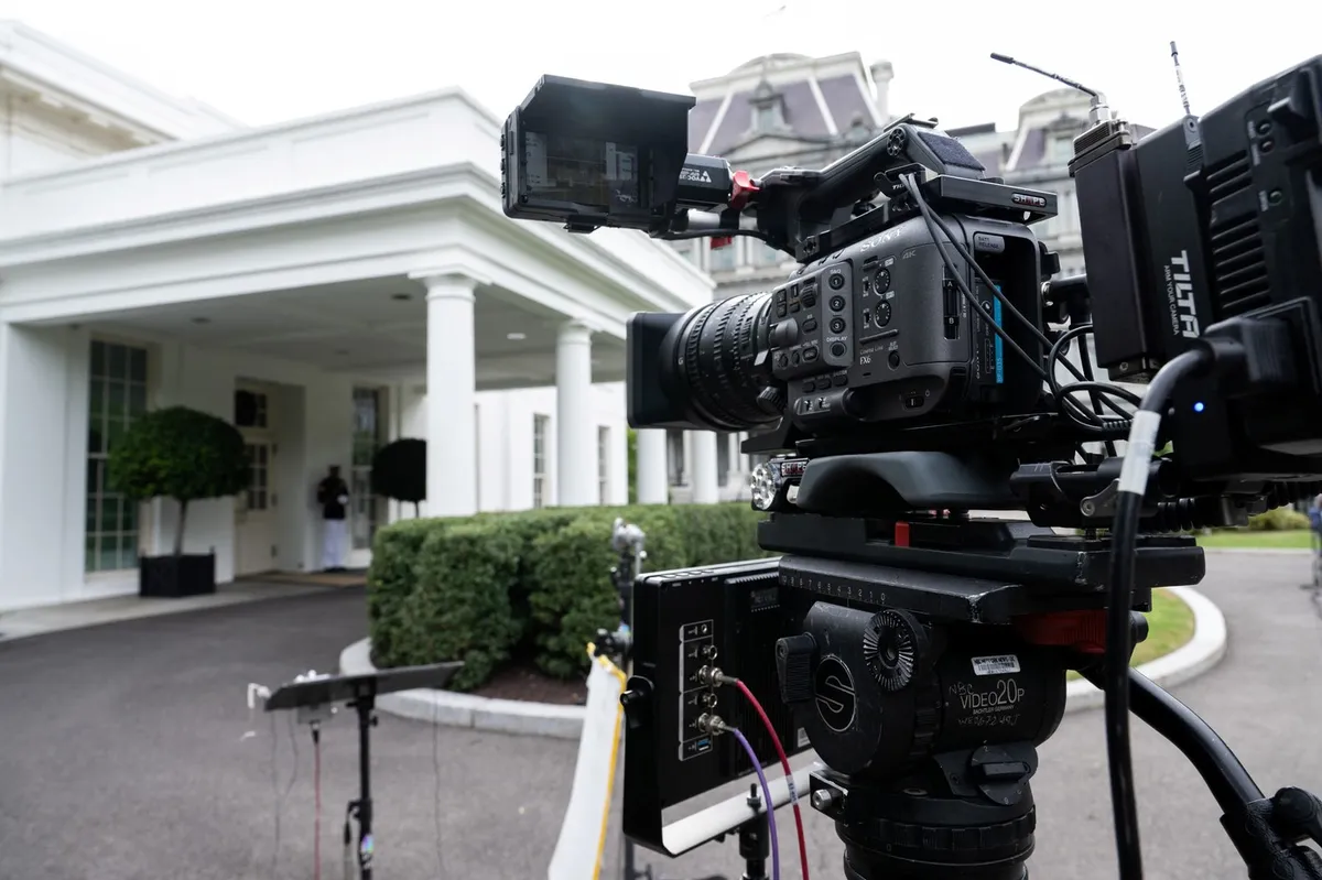 Trije mediji v ZDA po prepovedi vstopa v Belo hišo Trumpovi vladi zagrozili s tožbo