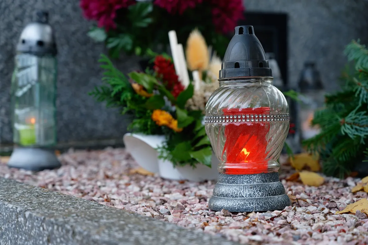 Po kraji na pokopališčih župan zahteva odgovore: Kako je lahko podjetje odkupilo ukradene predmete?