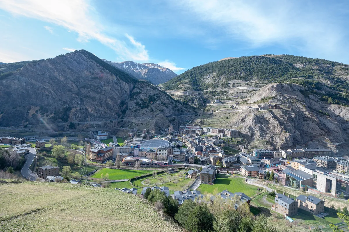 Pozabljena evropska država obupano išče delavce: plače tudi do 5.000 evrov in celo 30 dni dopusta