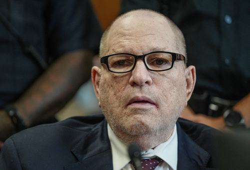 Harveyja Weinsteina v New Yorku obsodili na 15 let zapora