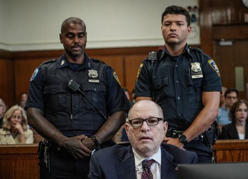 Harveyja Weinsteina v New Yorku obsodili na 15 let zapora