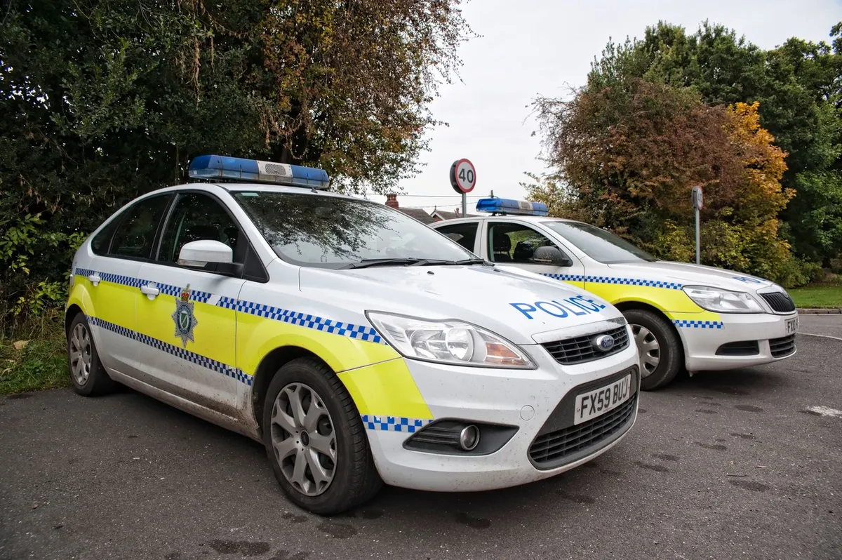 Britanska policija izpustila peterico aretiranih po incidentu ob ameriški letalski bazi