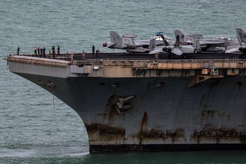 Letalonosilka USS Abraham Lincoln prekrita z rjo