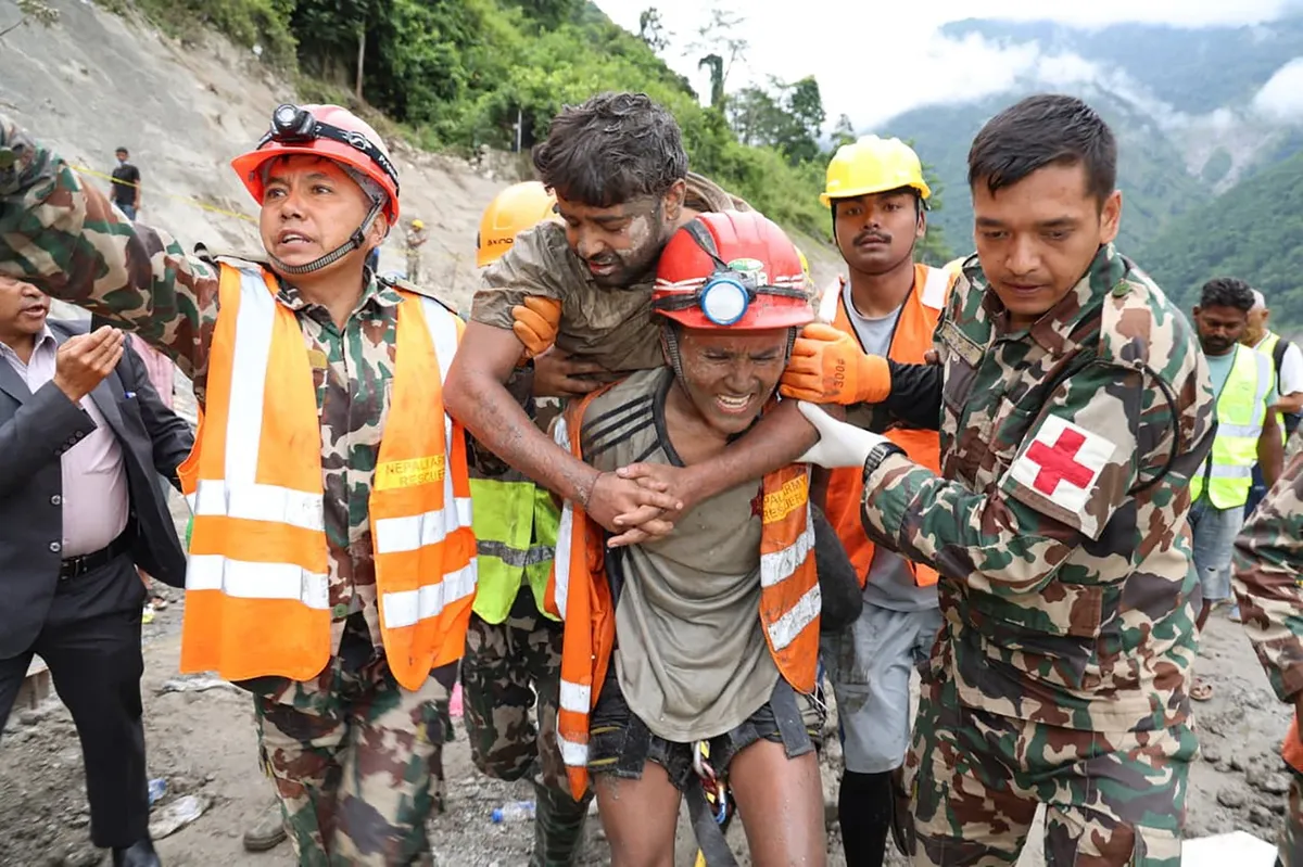 V Nepalu iz predora po več kot tednu dni rešili dva delavca, reševalci iščejo še več ujetih