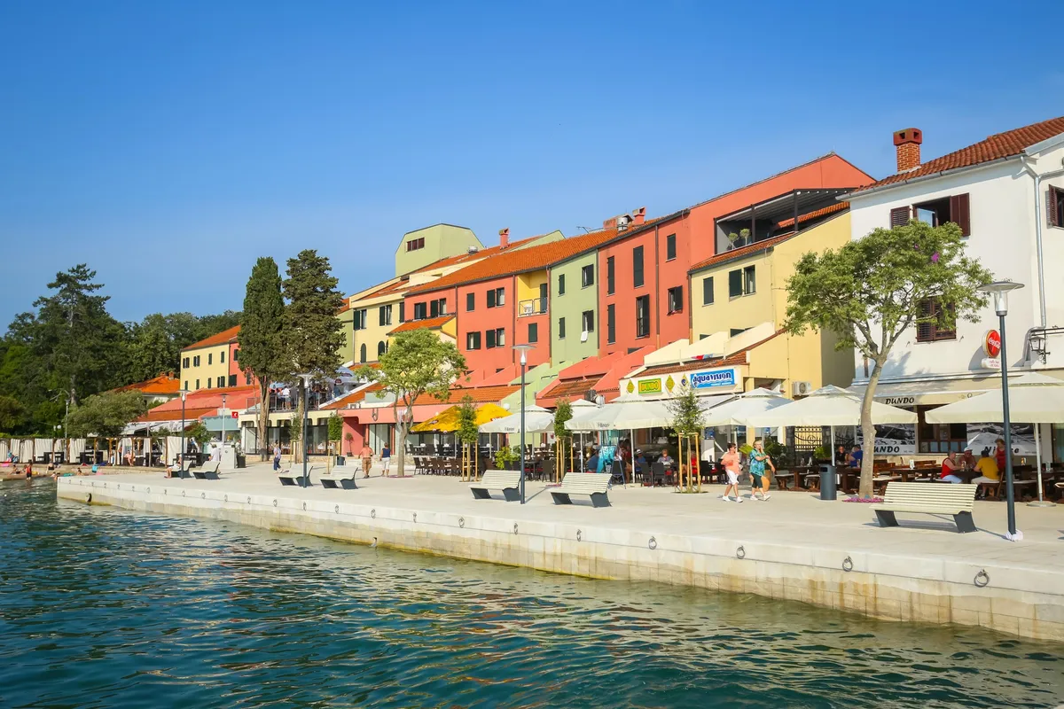 Turisti med obiskom restavracije na Krku doživeli hladen tuš, natakarjeva poteza razvnela splet
