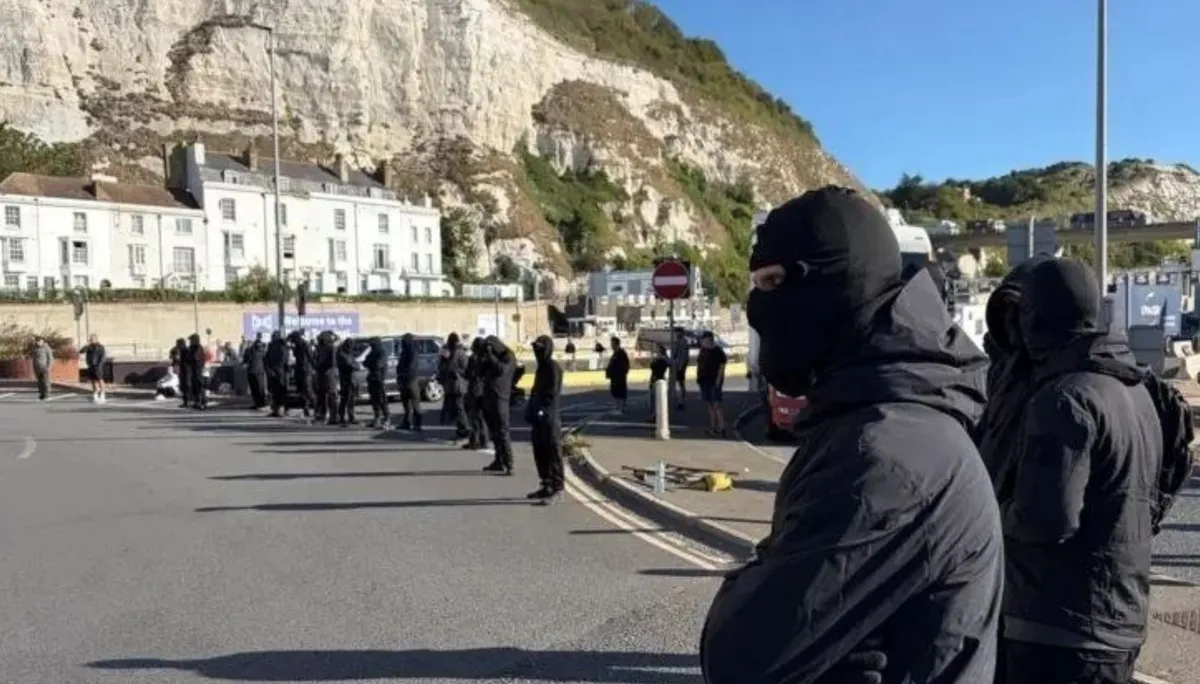 Več sto zamaskiranih protestnikov ohromilo pristanišče Dover