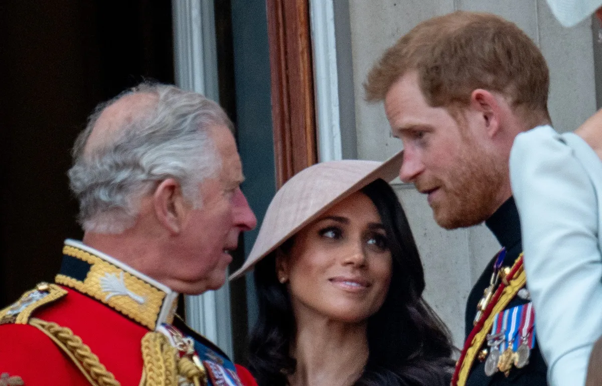 Kralj Karel III. s pismom končal ugibanja o statusu Harryja in Meghan