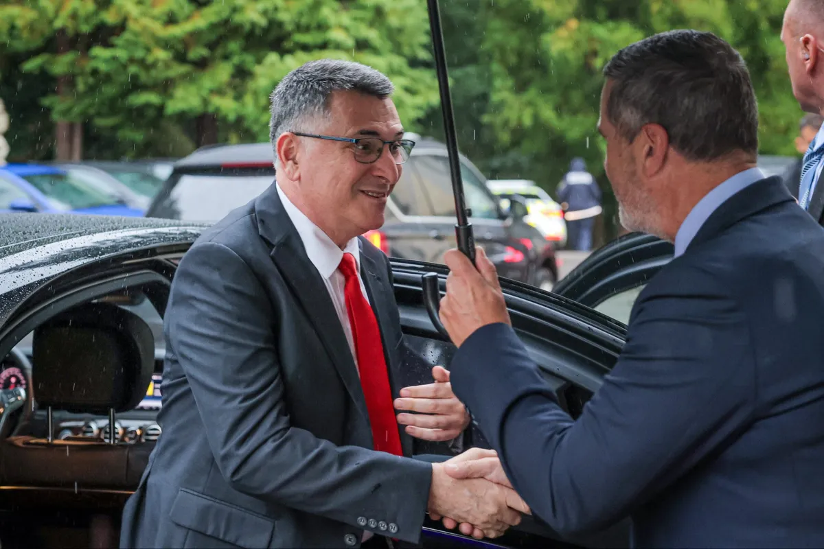 Izraelskega zunanjega ministra pred Mladiko zasuli z glasnimi vzkliki. Kakšna je bila reakcija (VIDEO)