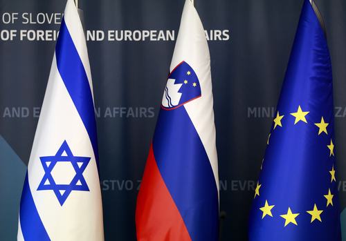 Zastavi Izraela in Slovenije na Ministrstvu za zunanje in evropske zadeve v Ljubljani
