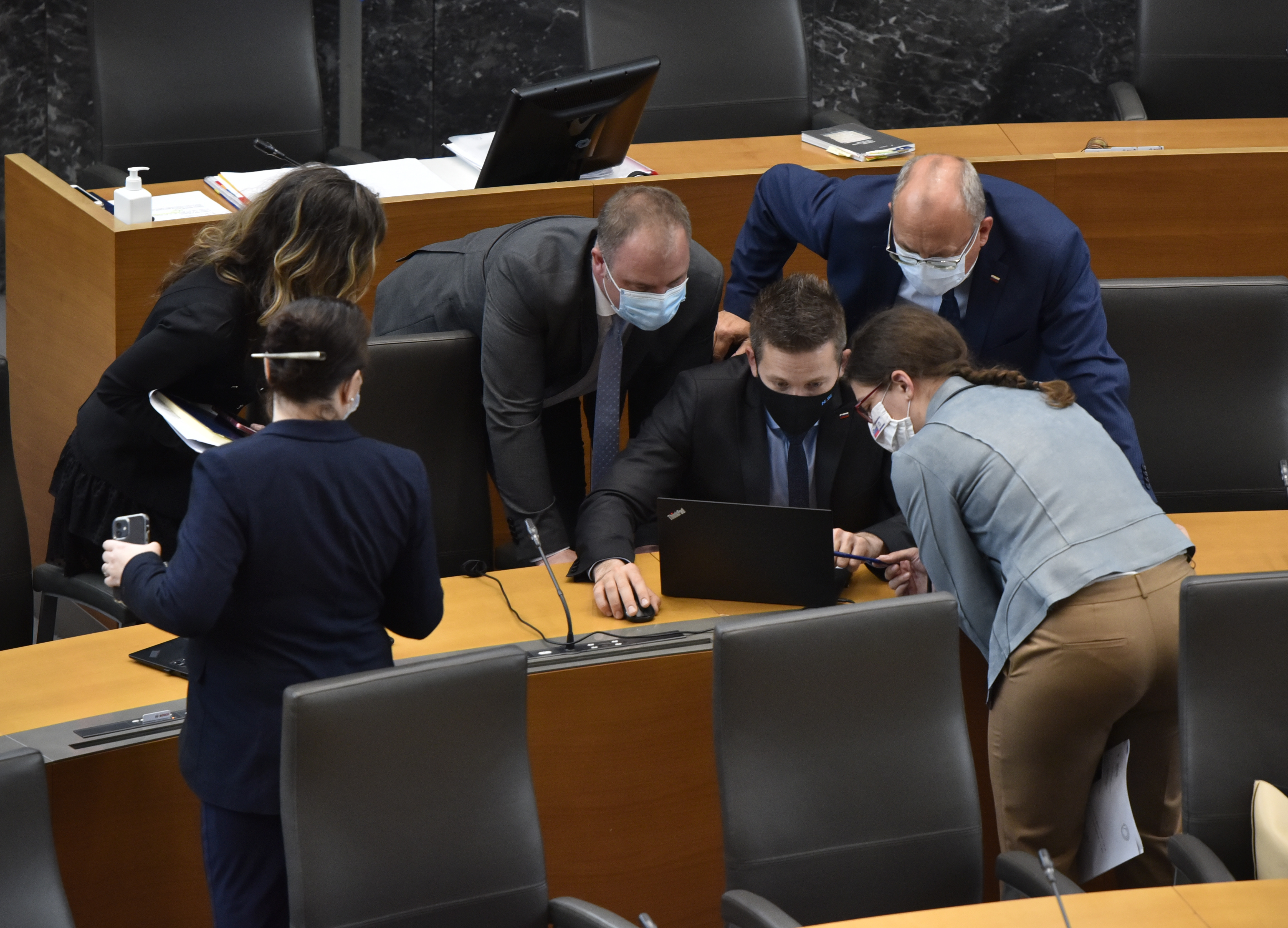 Poslanci niso potrdili dnevnega reda seje, 17. maj