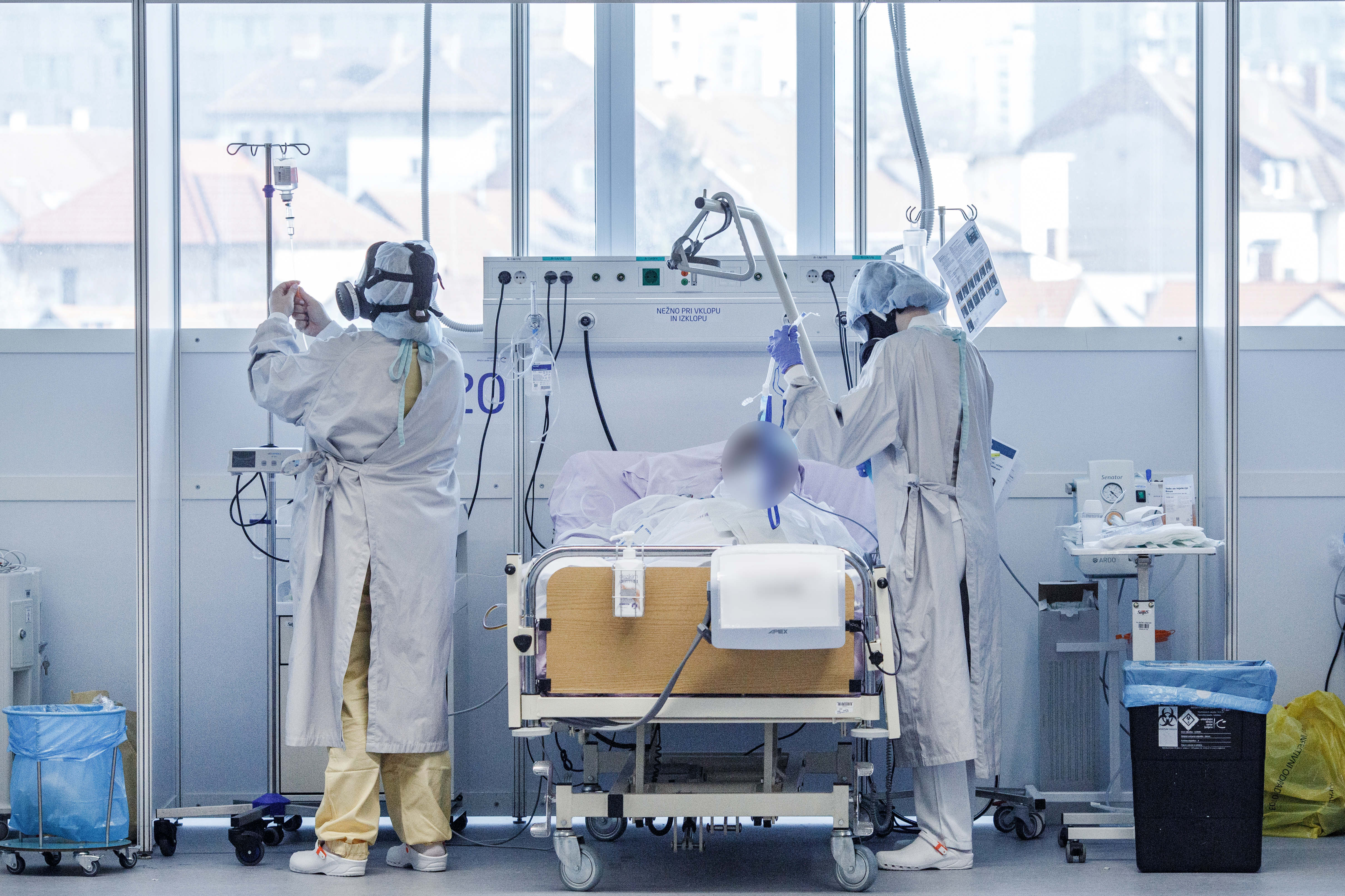 covid oddelek, ukc ljubljana, april 2021, zaščitna oprema