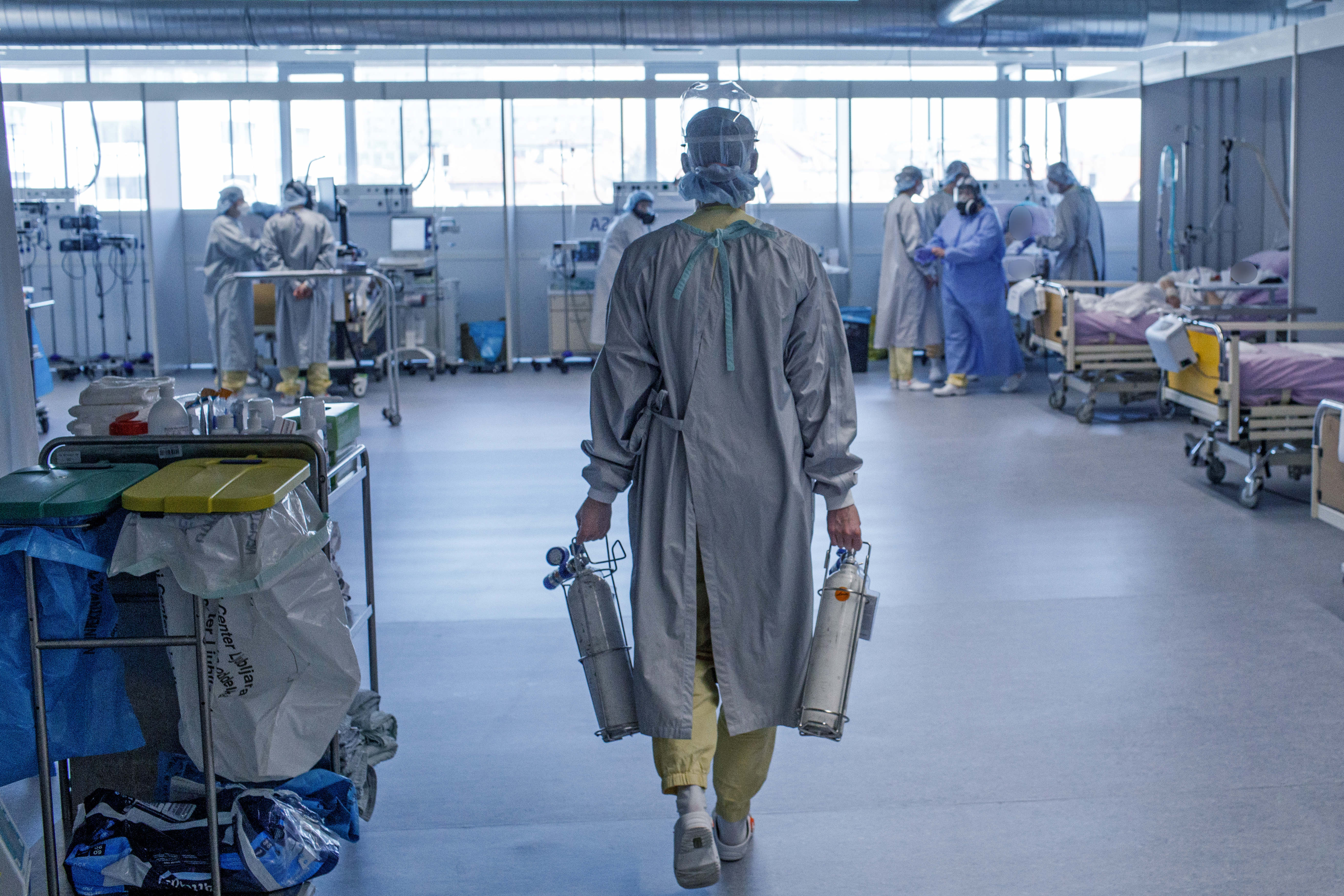 covid oddelek, koronavirus, ukc ljubljana, kisik, medicinska sestra, april 2021