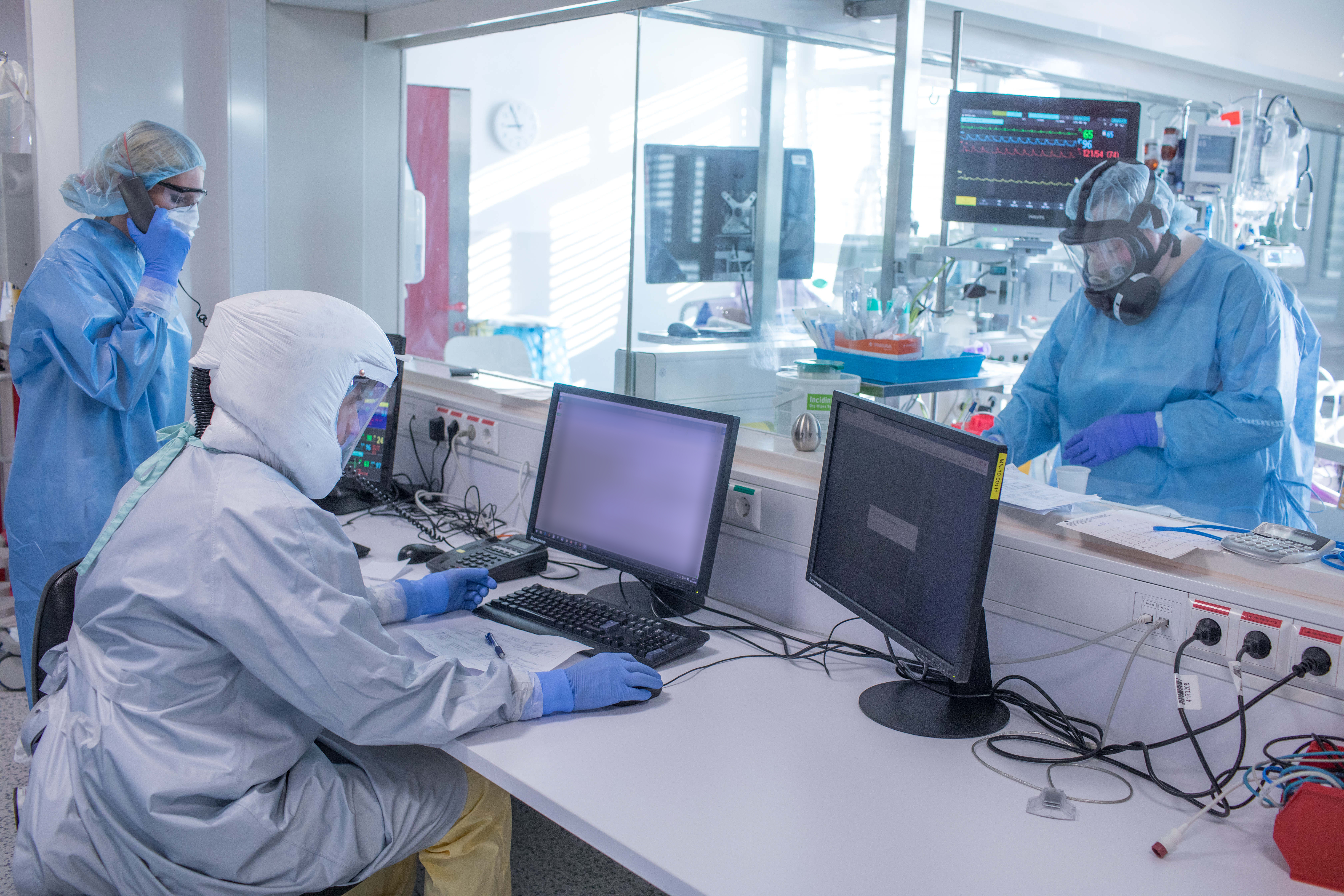 covid oddelek, koronavirus, medicinsko osebje, zaščitna oprema, ukc ljubljana