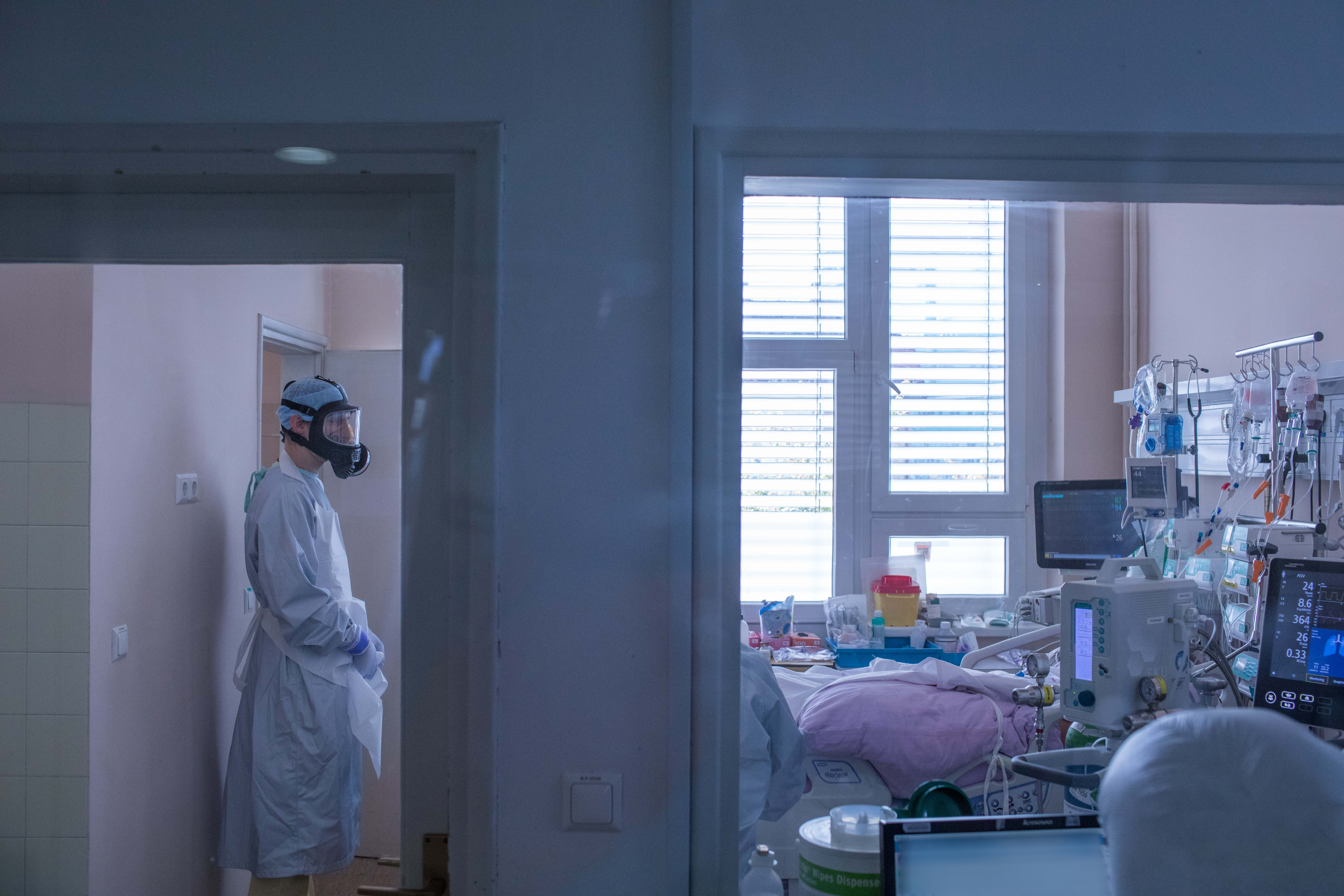 covid, infekcijska klinika, ukc ljubljana, medicinski tehnik, zdravnik, bolnišnična soba, november 2020