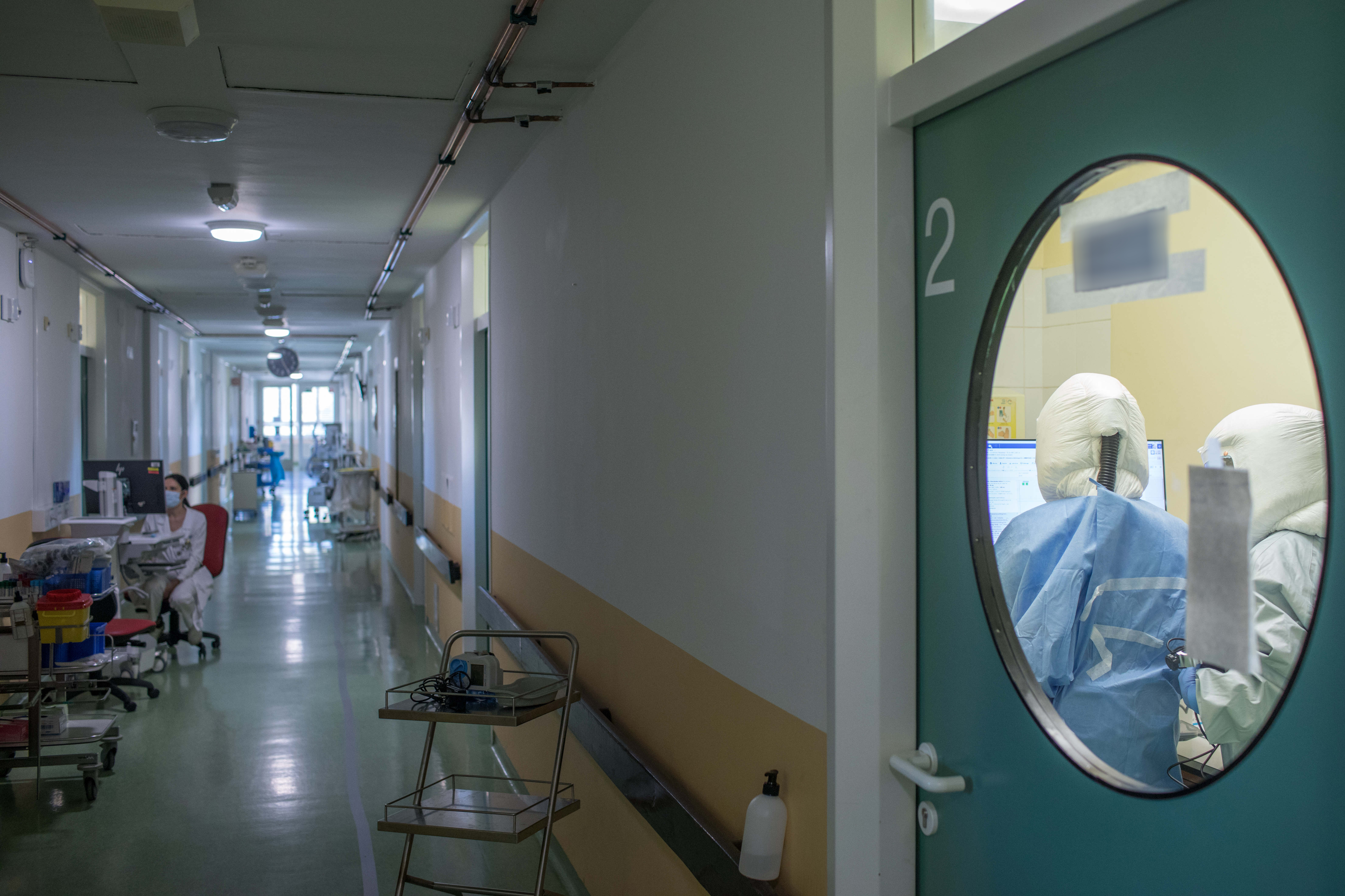 covid, ukc ljubljana, infekcijska klinika, zaščitna oprema, bolnišnični hodnik