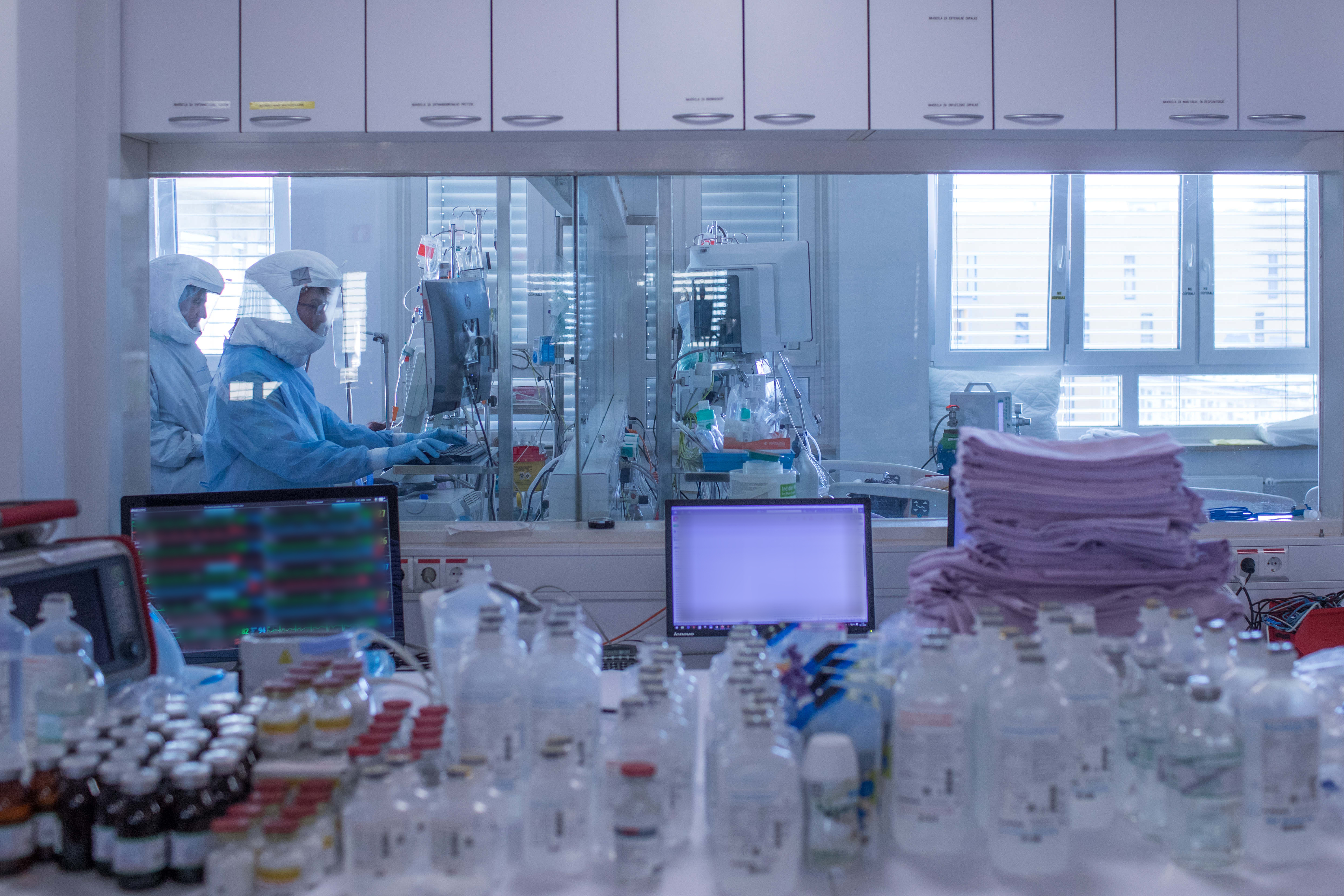 covid, ukc ljubljana, medicinski tehnik, bolnišnice, zdravila