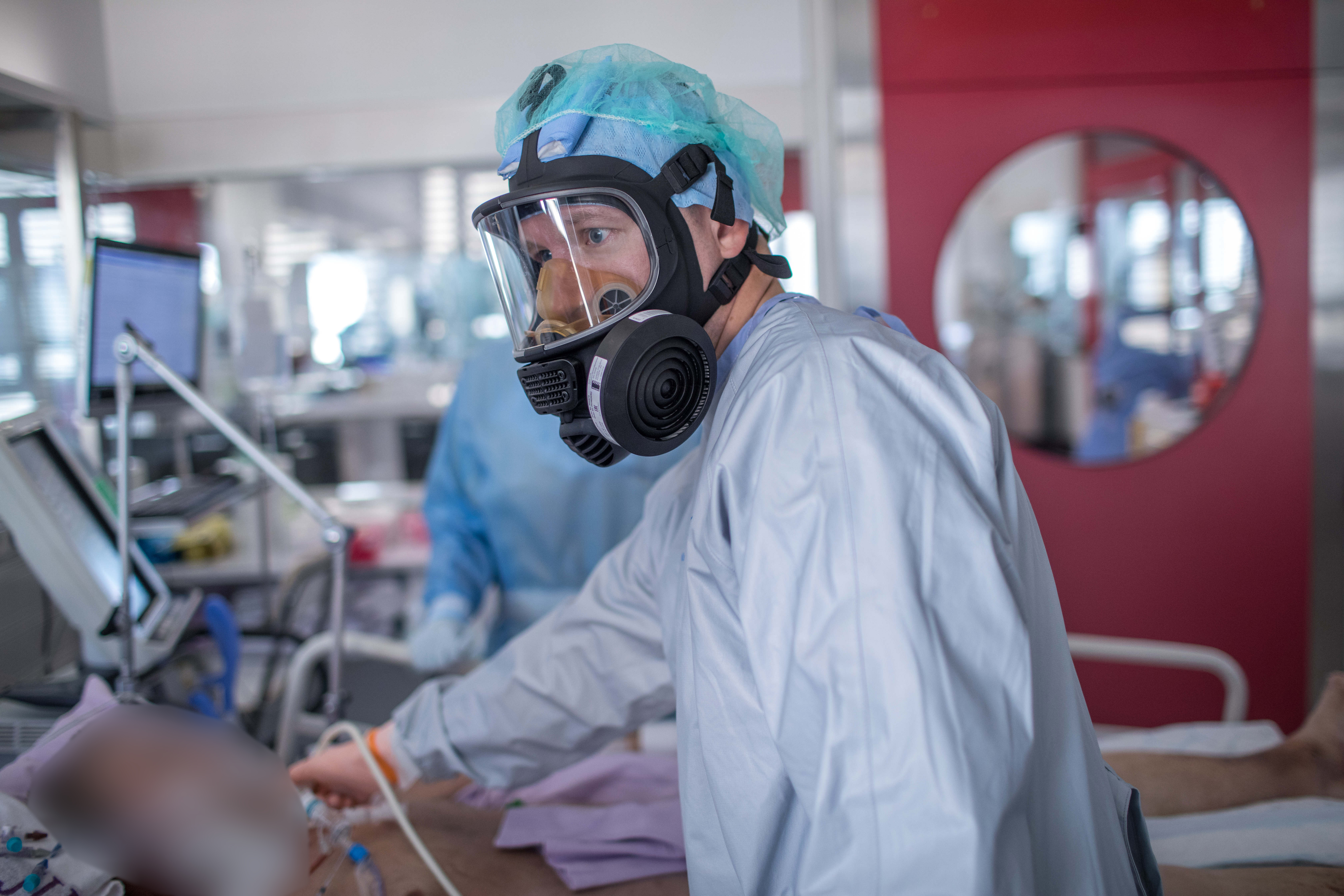 covid oddelek, ukc ljubljana, infekcijska klinika, zaščitna oprema, medicinski tehnik