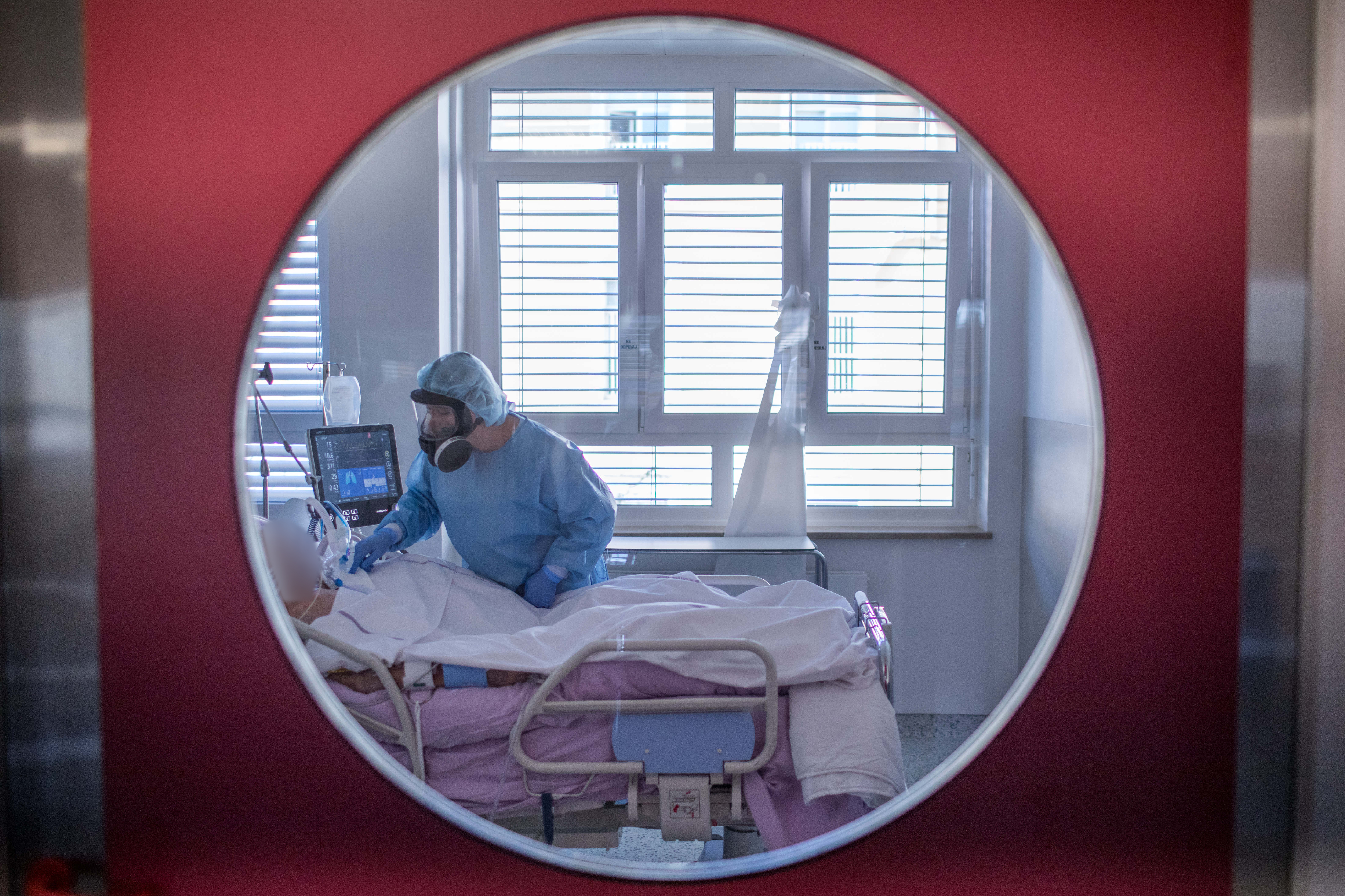 covid oddelek, ukc ljubljana, infekcijska klinika, zaščitna oprema, medicinski tehnik