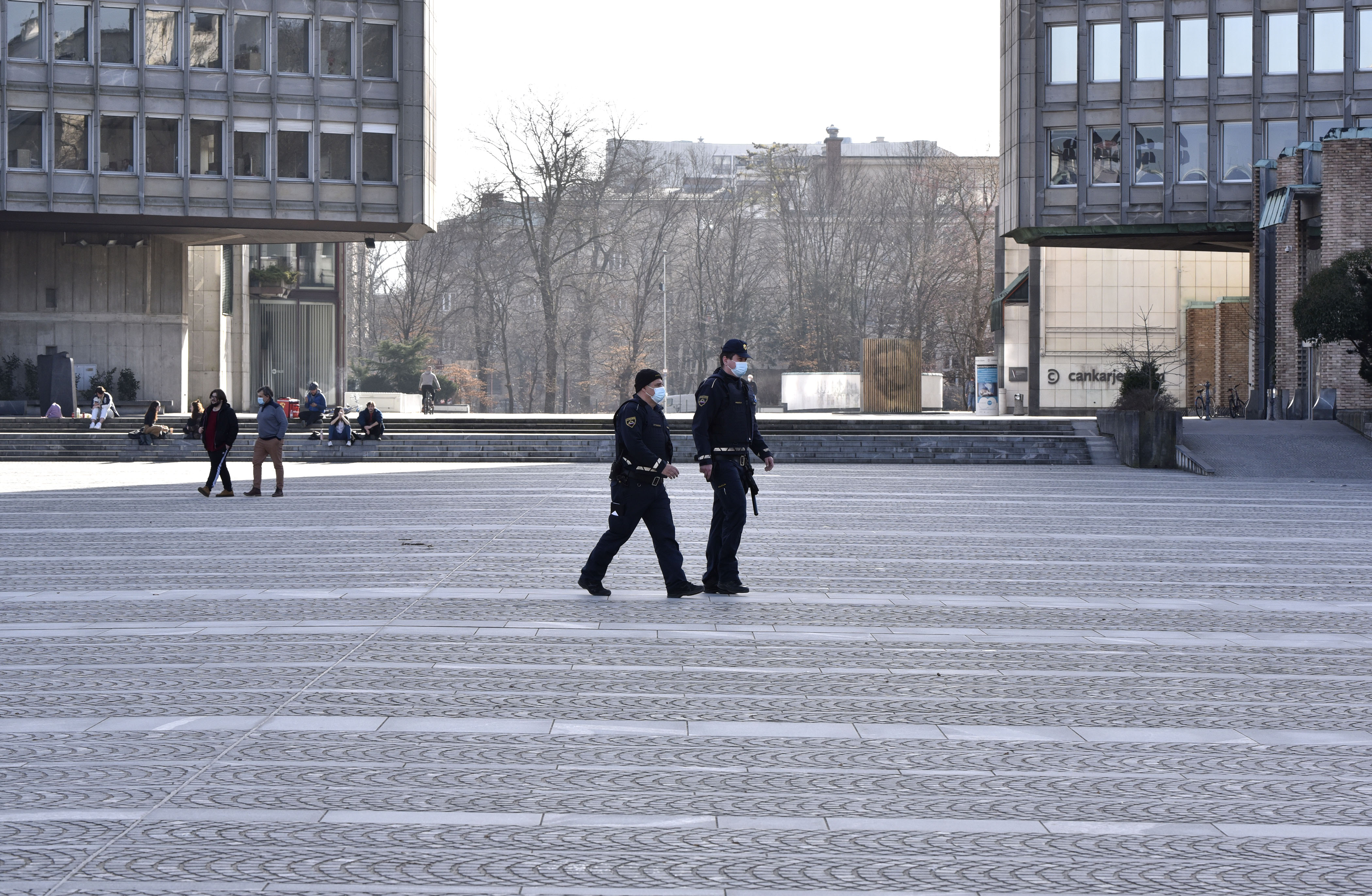 Policisti trg republike