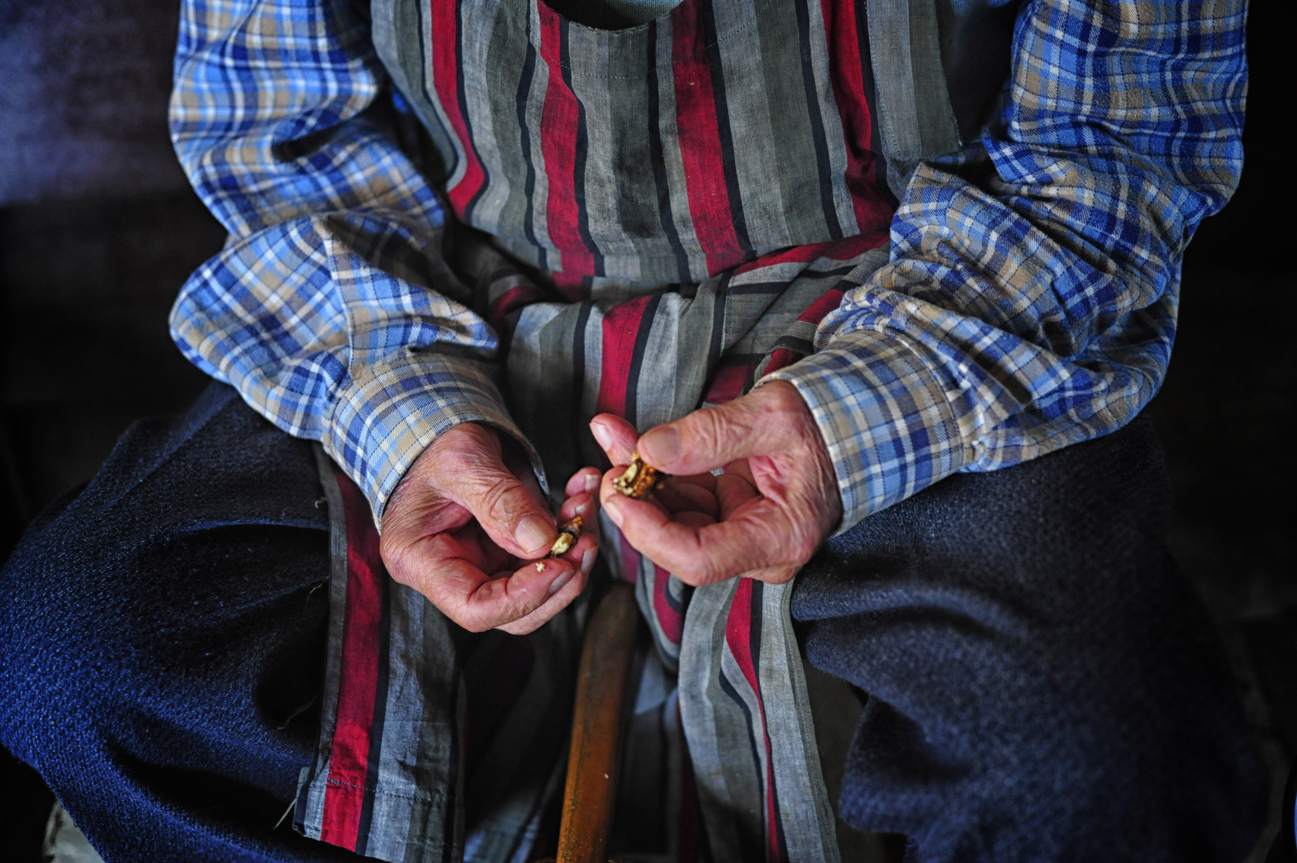 Upokojenka, demografija, ročno delo