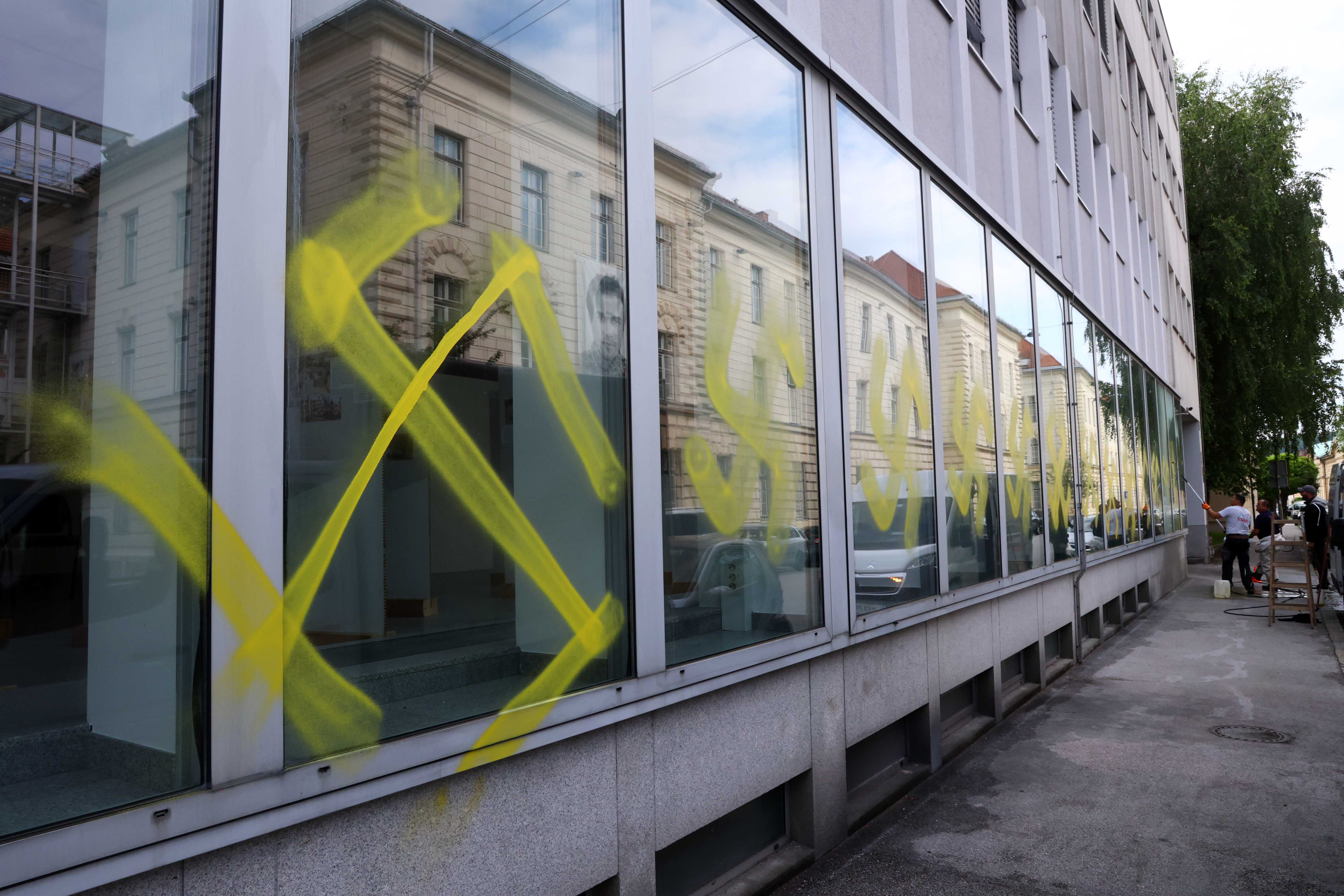 Ministrstvo za kulturo, svastika, kljukasti križ