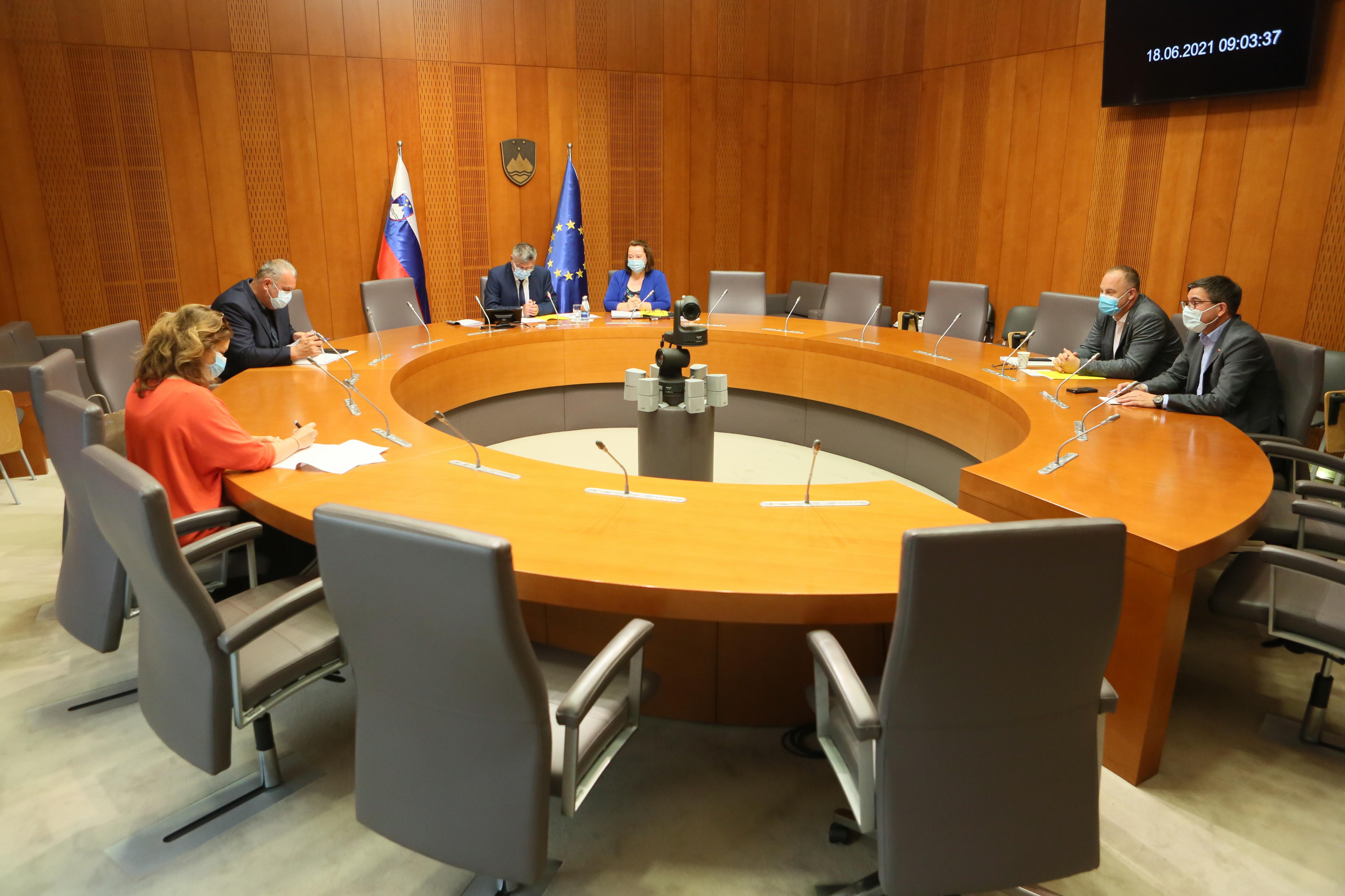 preiskovalna komisija glede odgovornosti za vmešavanje v delo policije