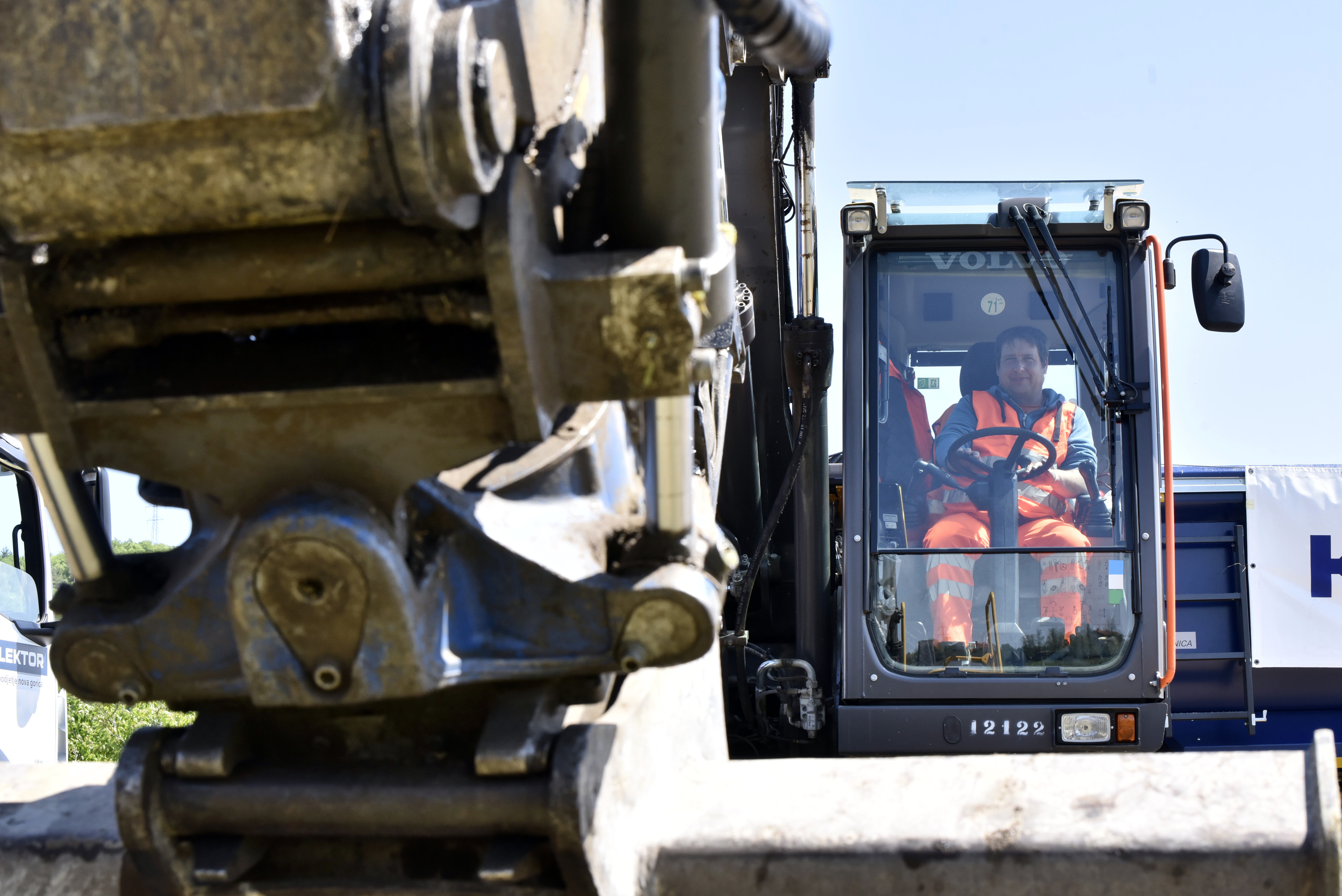 drugi tir, delovni stroj, bager