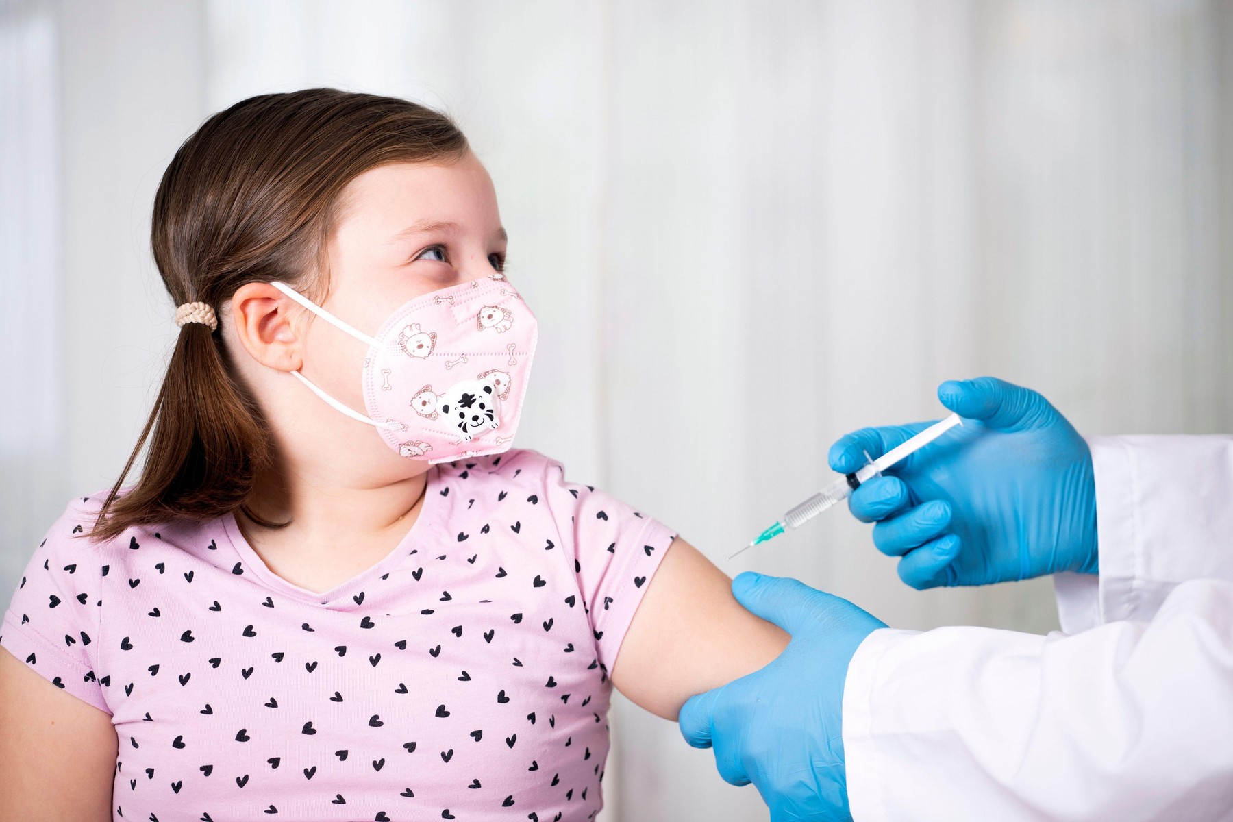 otrok, cepljenje, covid-19, koronavirus, deklica, zdravnik