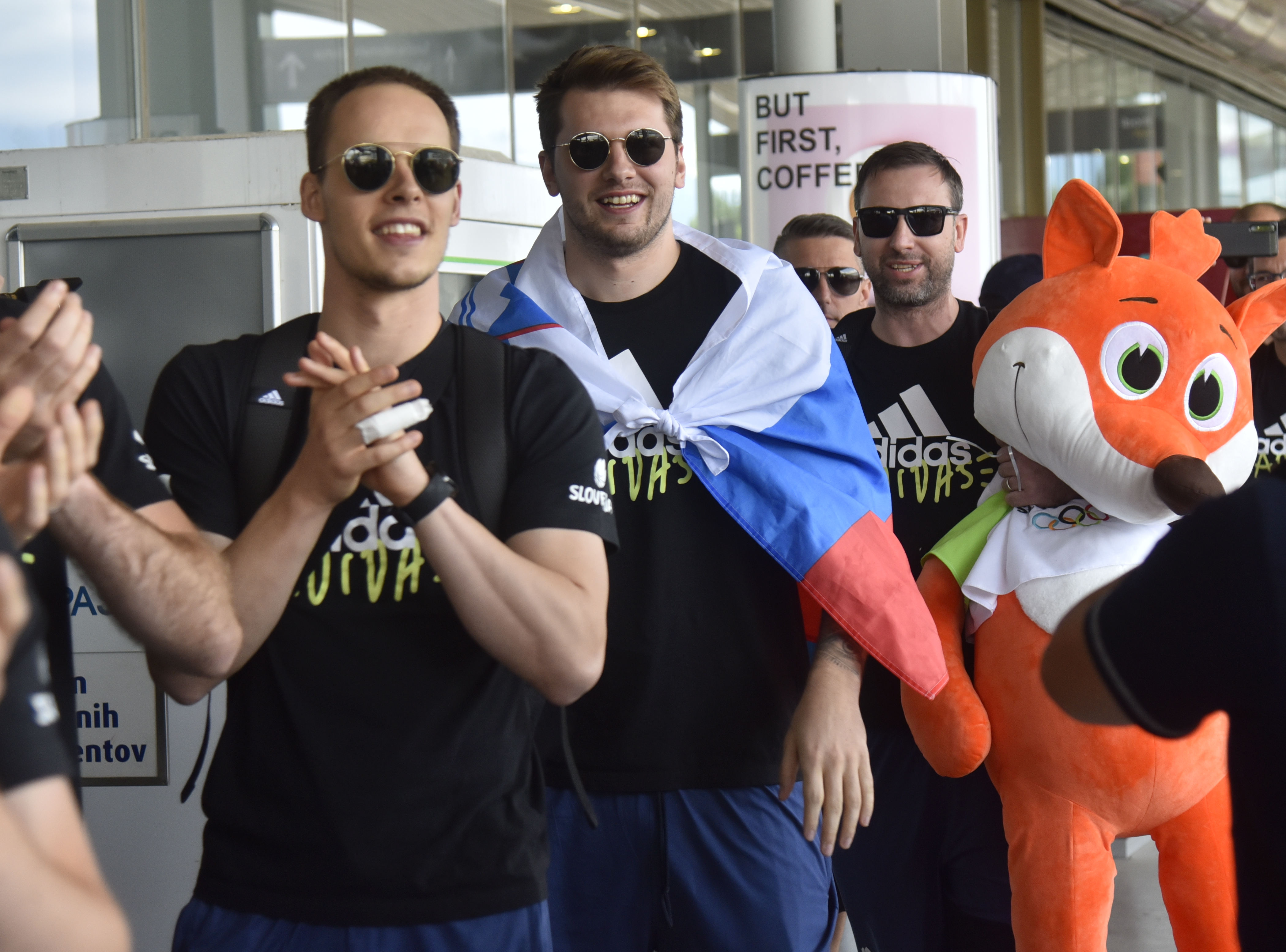 košarkarji, Brnik, sprejem