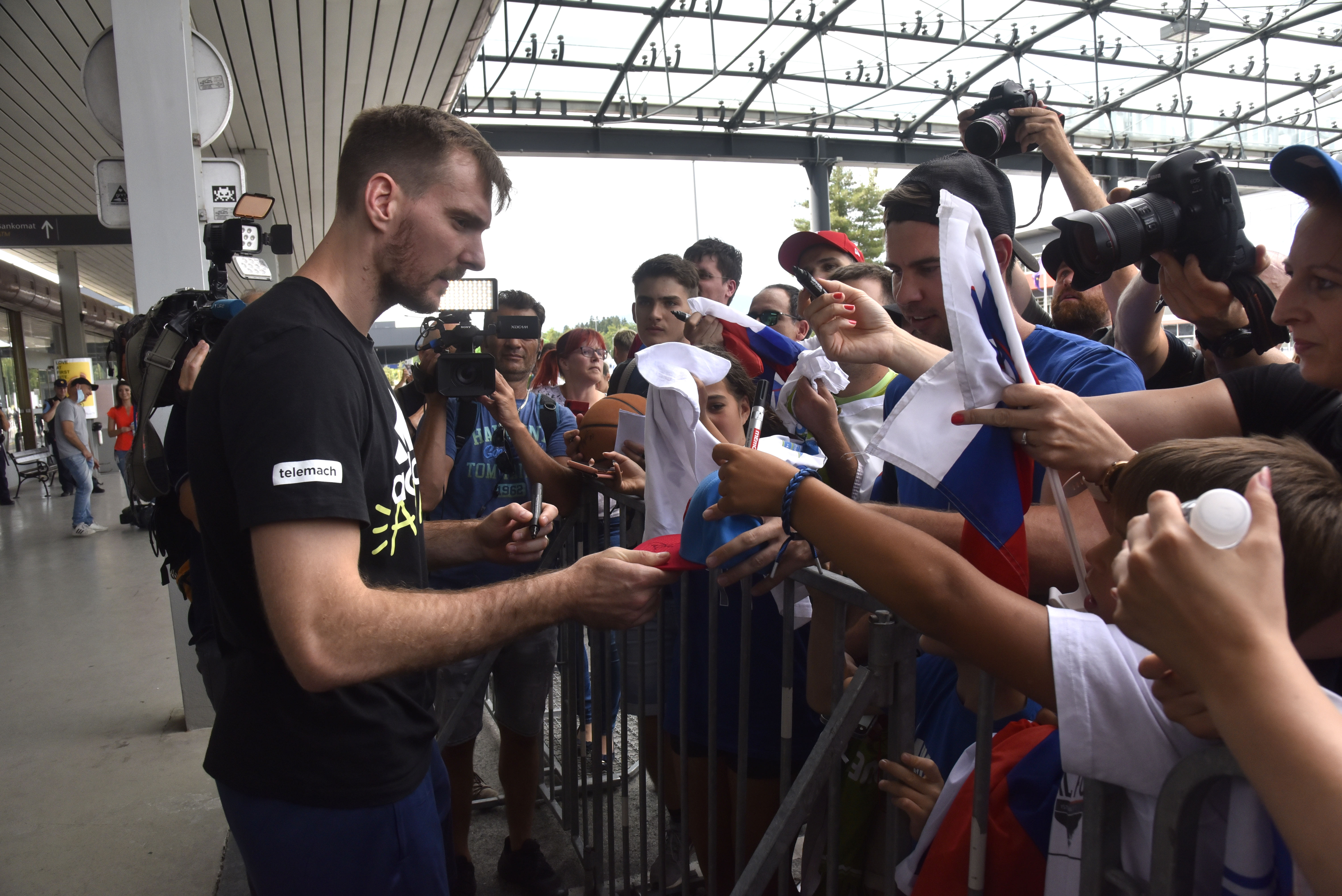 košarkarji, Brnik, sprejem