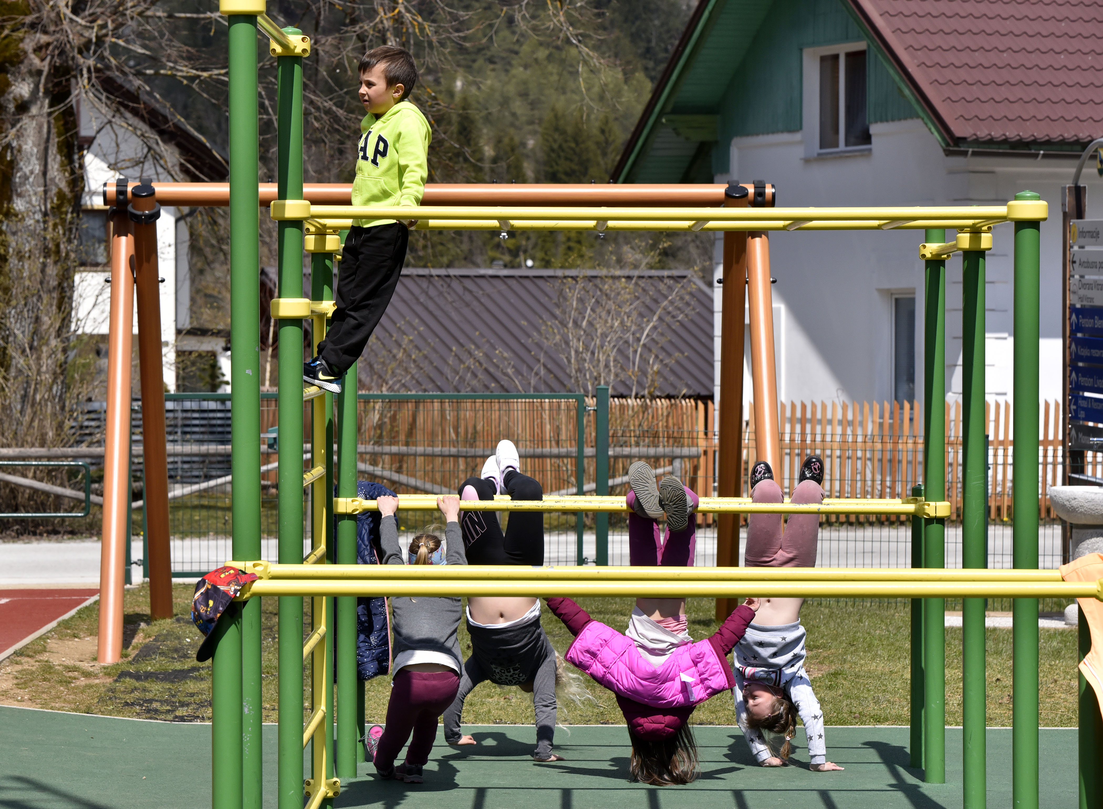 Otroci s spremljevalci